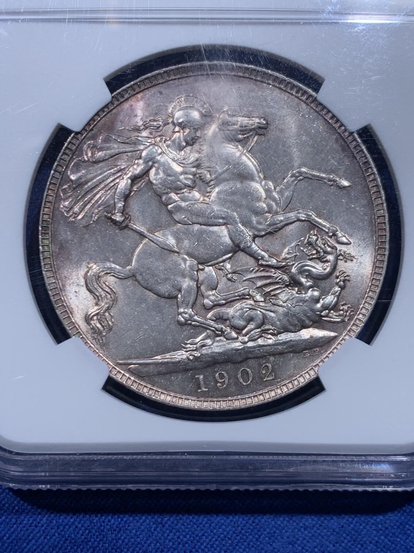 《竞宝斋》第446场 周日，周一，2场连拍 （全场包邮） NGC MS62 英国1902年爱德华七世1克朗马剑银币 普制低评，两面粉光带彩，马剑面转光犀利。