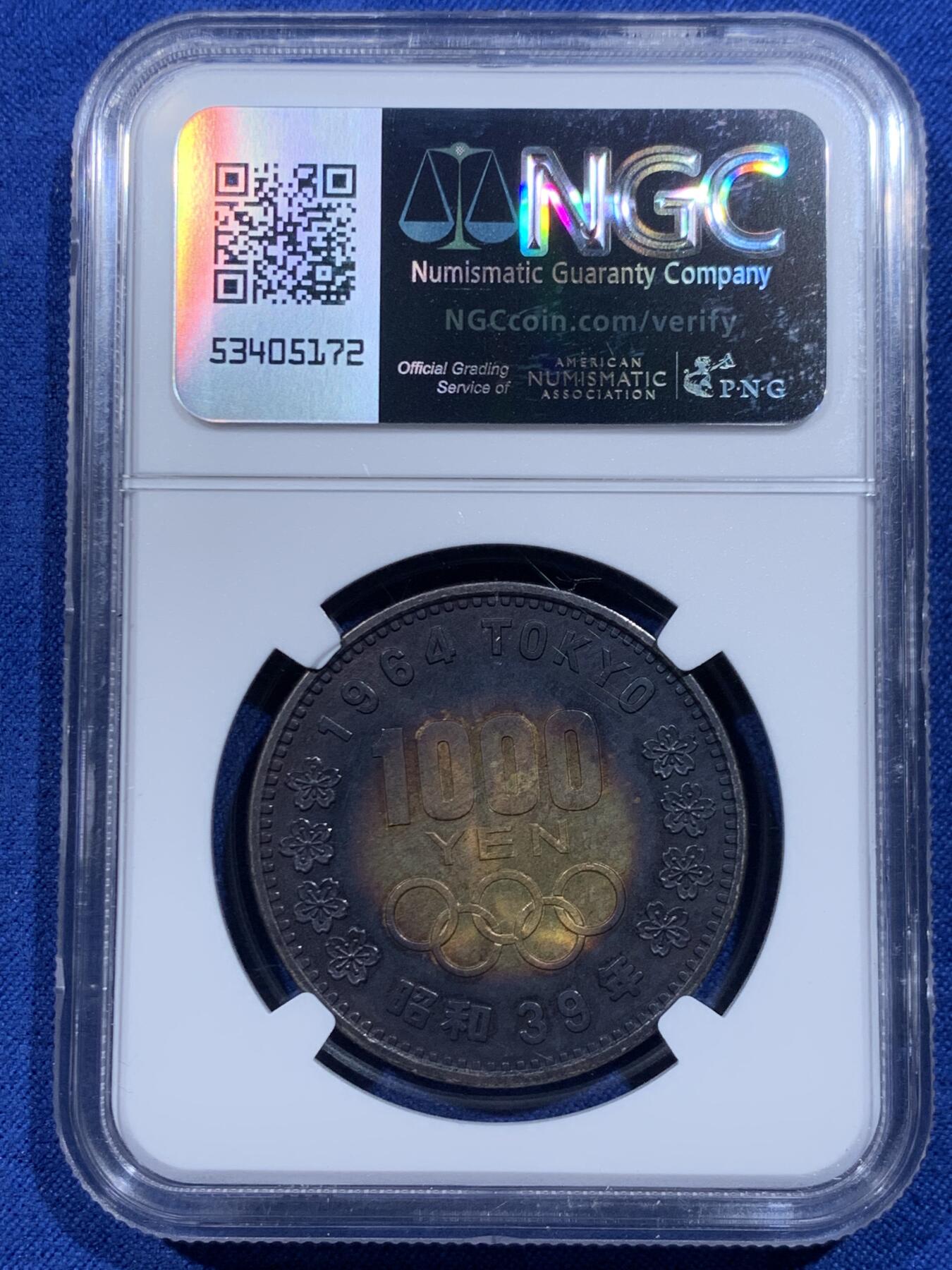 《竞宝斋》第446场 周日，周一，2场连拍 （全场包邮） NGC MS62 日本1964年1000日元大奥银币，双面环彩黑漆古老彩，包浆抑制了分数