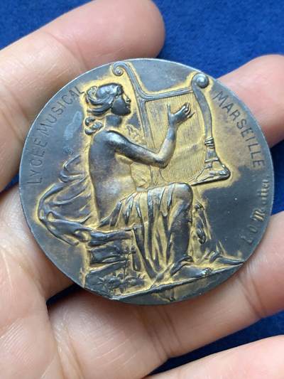 《竞宝斋》第446场 周日，周一，2场连拍 （全场包邮） - 法国1913年马赛音乐节比赛镀金大银章 47.3克 46.2mm 丰饶角1银标