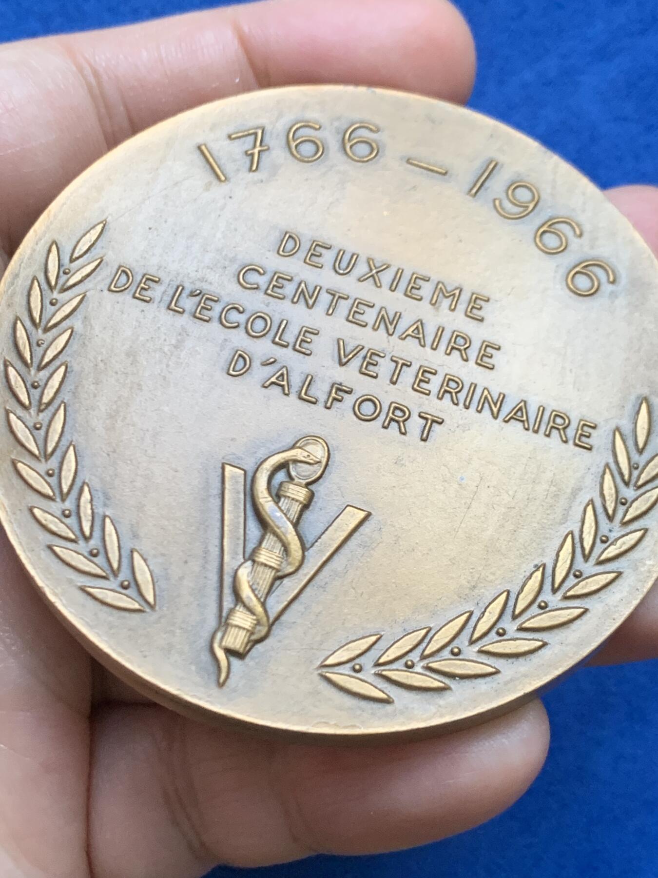 《竞宝斋》第446场 周日，周一，2场连拍 （全场包邮） 法国爱尔福特兽医学校200周年大铜章 1967 丰饶角铜标 直径67mm 重量169.3g