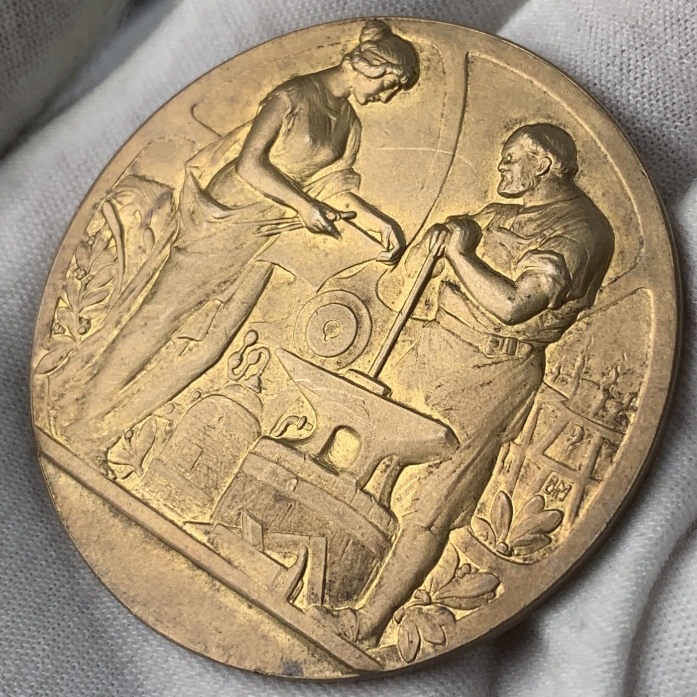 掌中浮雕-藏着的欧洲第045场 1914年德国法哈市工商业与农业展览会镀金银章(990)，51mm，43g，原盒