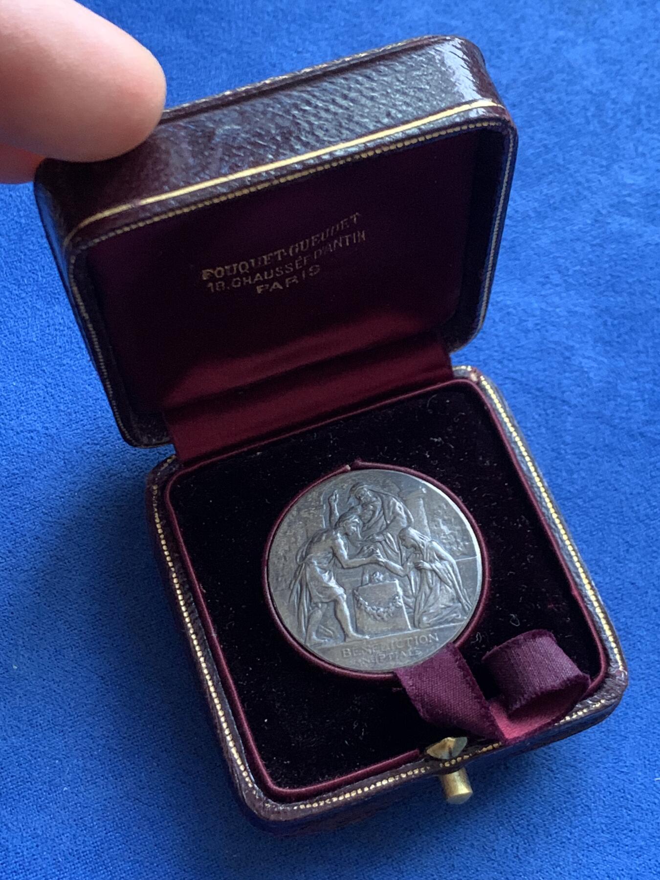 《竞宝斋》第446场 周日，周一，2场连拍 （全场包邮） 名家名作 L.Bottee 法国五小天使婚礼银章 13.4克 30.3mm 丰饶角银标 带原盒 字迹对应 首字母缩写 稀有