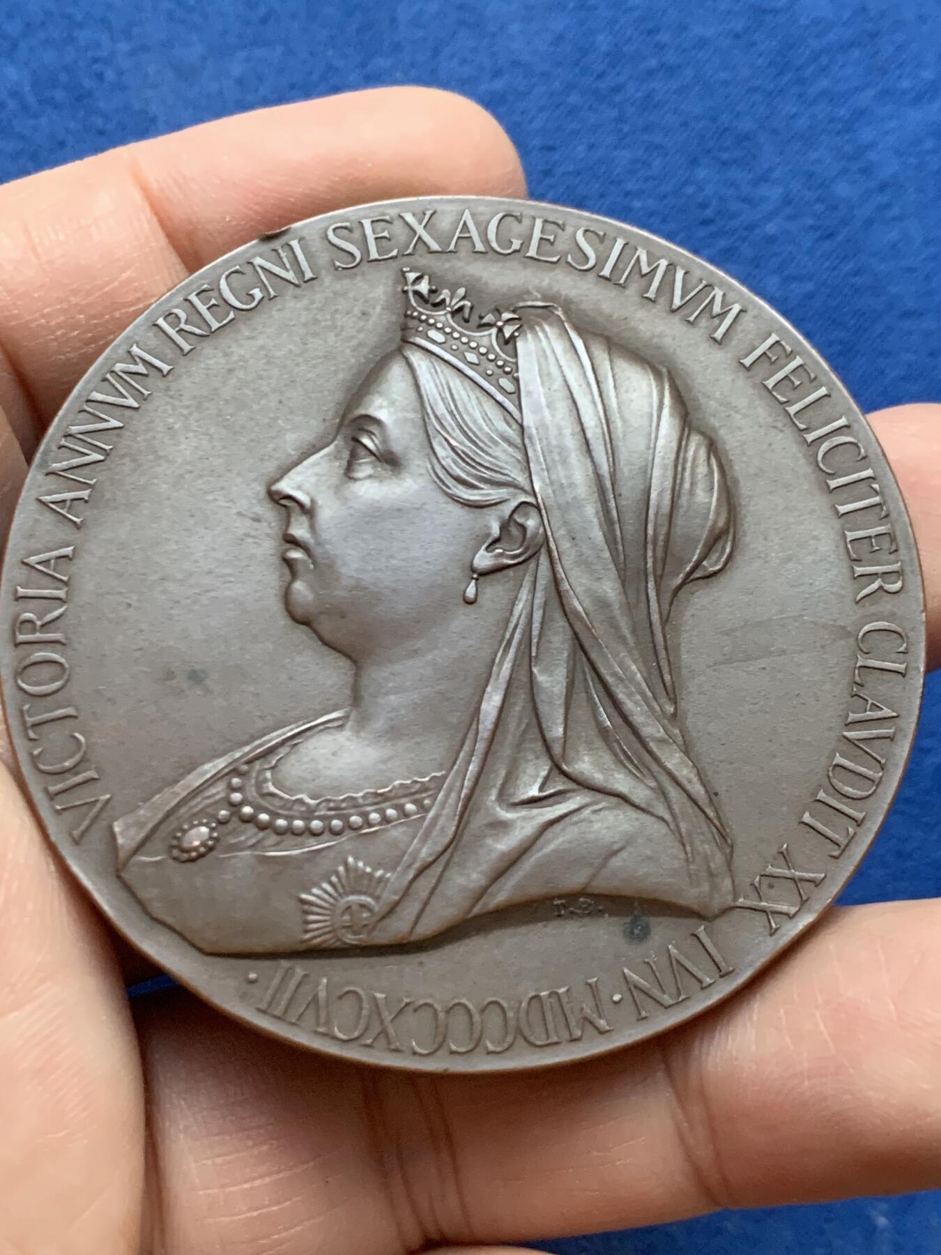 《竞宝斋》第446场 周日，周一，2场连拍 （全场包邮） 英国1897年庆祝维多利亚女王登基60周年纪念大铜章 高浮雕工艺精美 巧克力包浆 55.3mm 72.3g 原盒