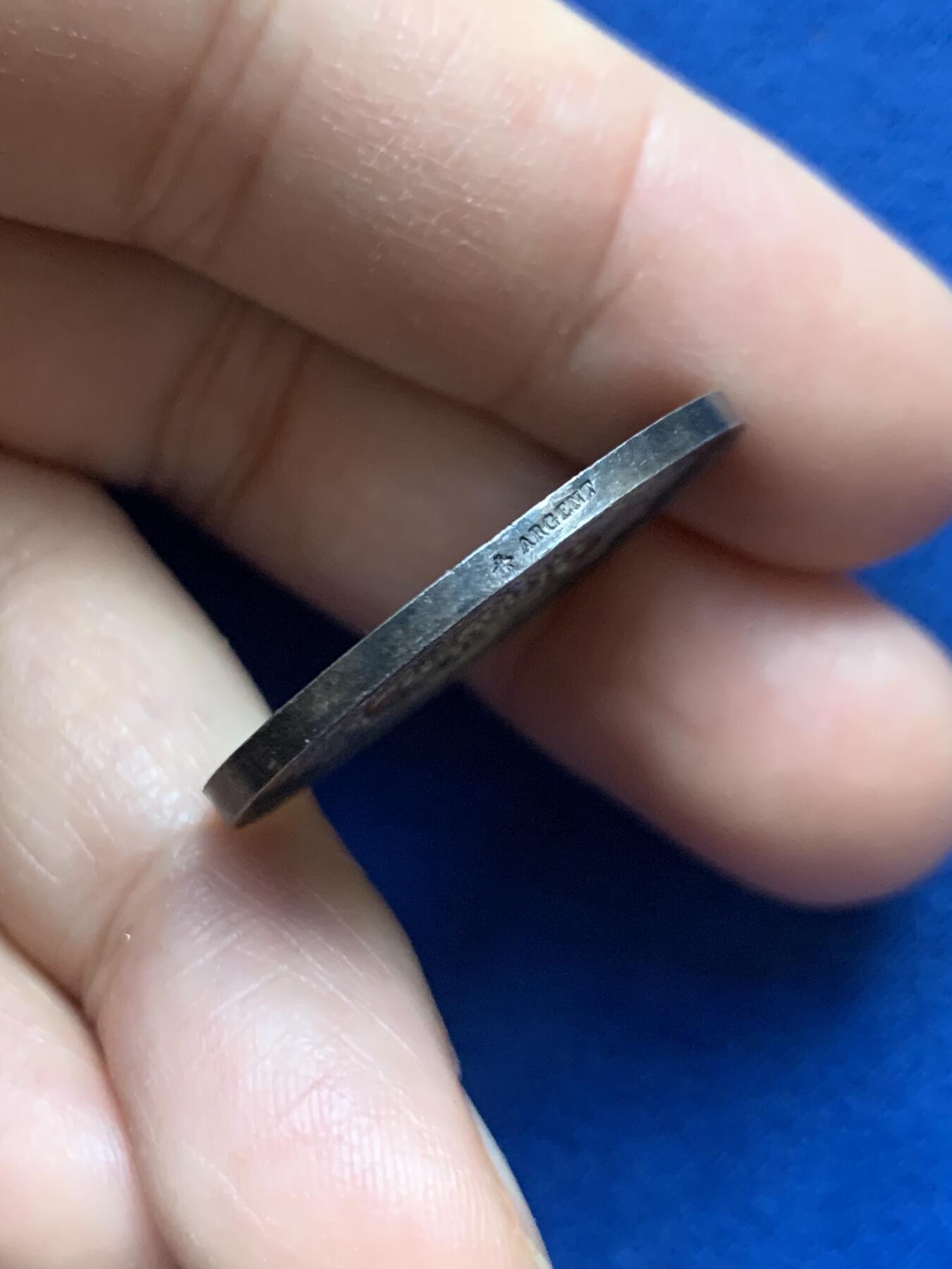 《竞宝斋》第446场 周日，周一，2场连拍 （全场包邮） 法国19世纪全国珠宝首饰联盟纪念银章，正面双女神和蛇杖图案精美，蜜蜂AR边铭，29mm，9.6克。