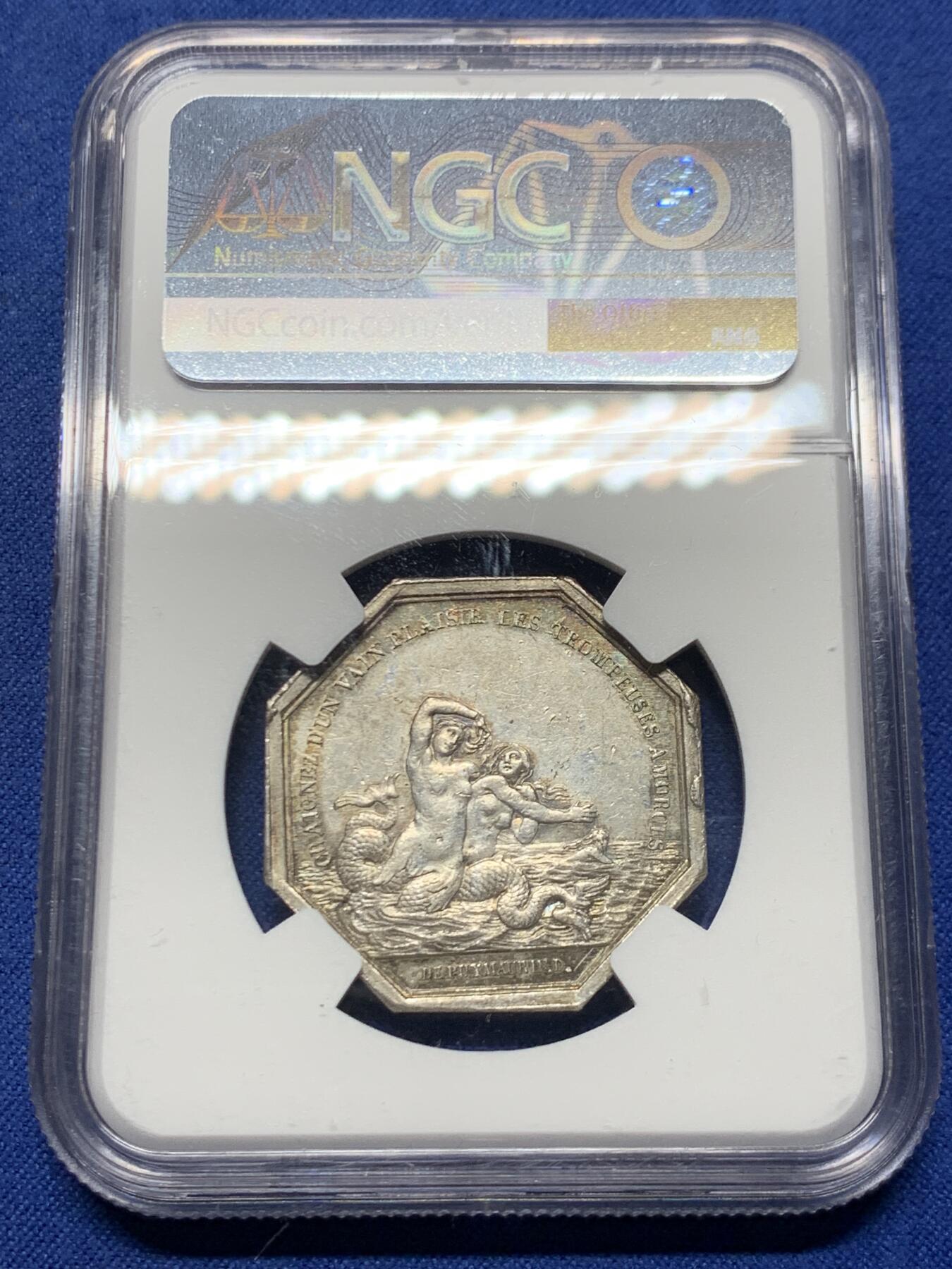 《竞宝斋》第446场 周日，周一，2场连拍 （全场包邮） NGC MS61 罕见魔术师及双海妖银质八角代币，早期无边铭。出分不易值得收藏，铭文：“害怕虚荣的快乐带来的欺骗性诱惑”＆“能猜出答案的人是幸福的”