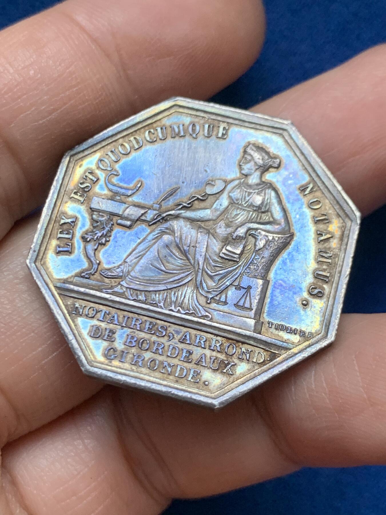 《竞宝斋》第446场 周日，周一，2场连拍 （全场包邮） 法国路易十八波尔多公证人八角银质代币 早期无边铭 15.85克 33.1mm