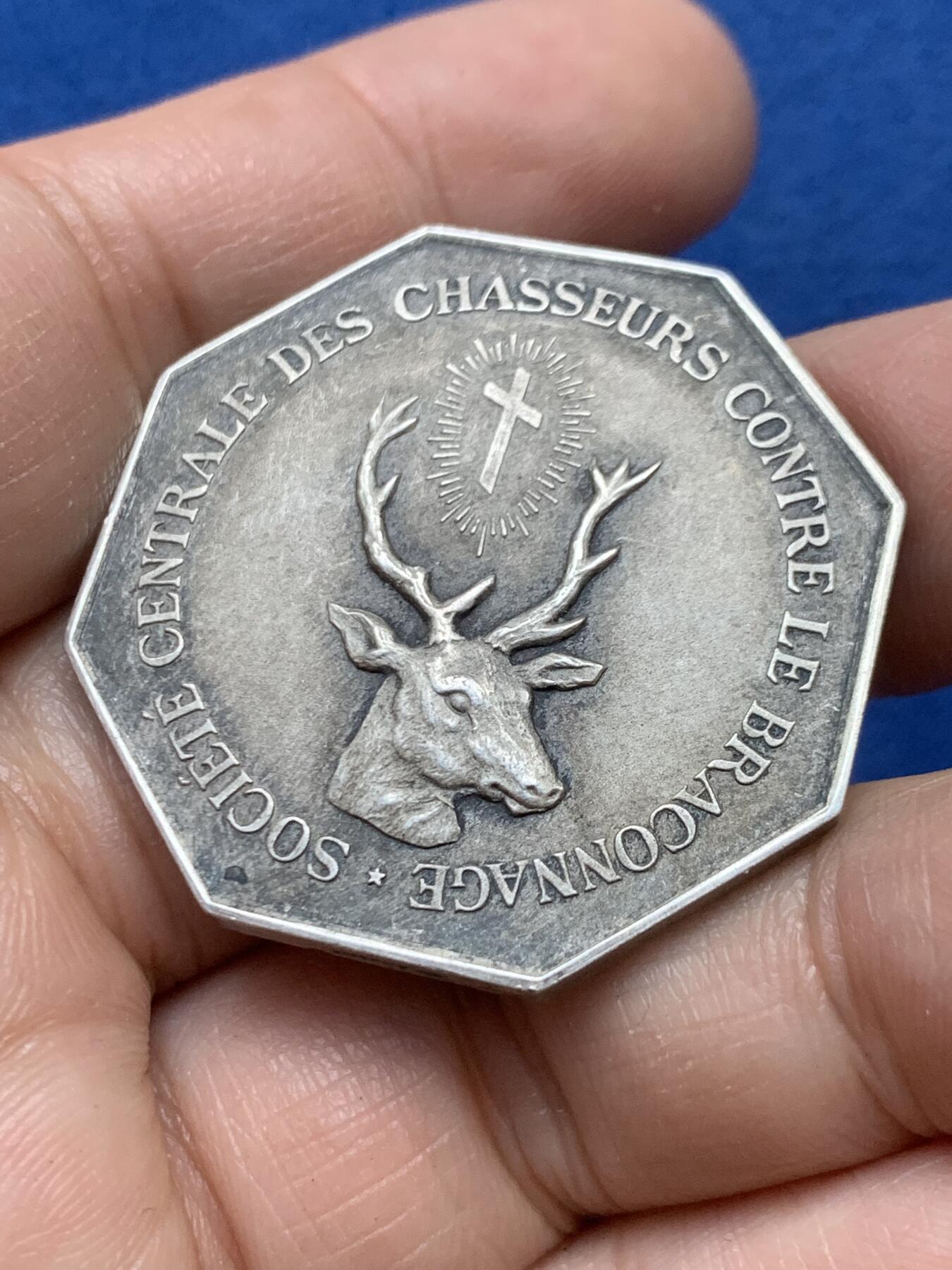 《竞宝斋》第446场 周日，周一，2场连拍 （全场包邮） 法国1876年狩猎者保护协会八角银质代币 菱形银标 22.8克 36.2mm