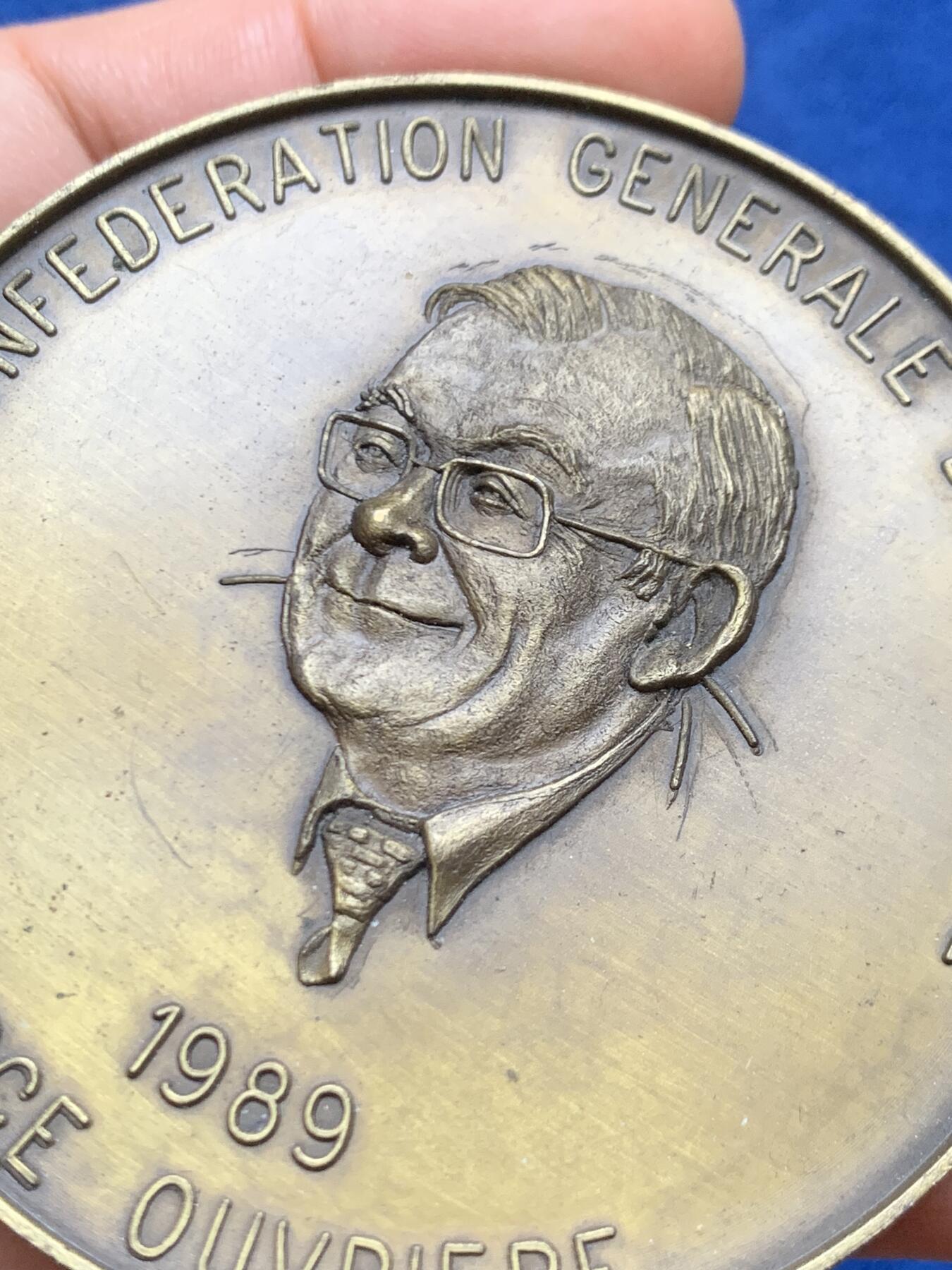 《竞宝斋》第446场 周日，周一，2场连拍 （全场包邮） 法国总工会和工人力量协作纪念章 102.8克 69mm