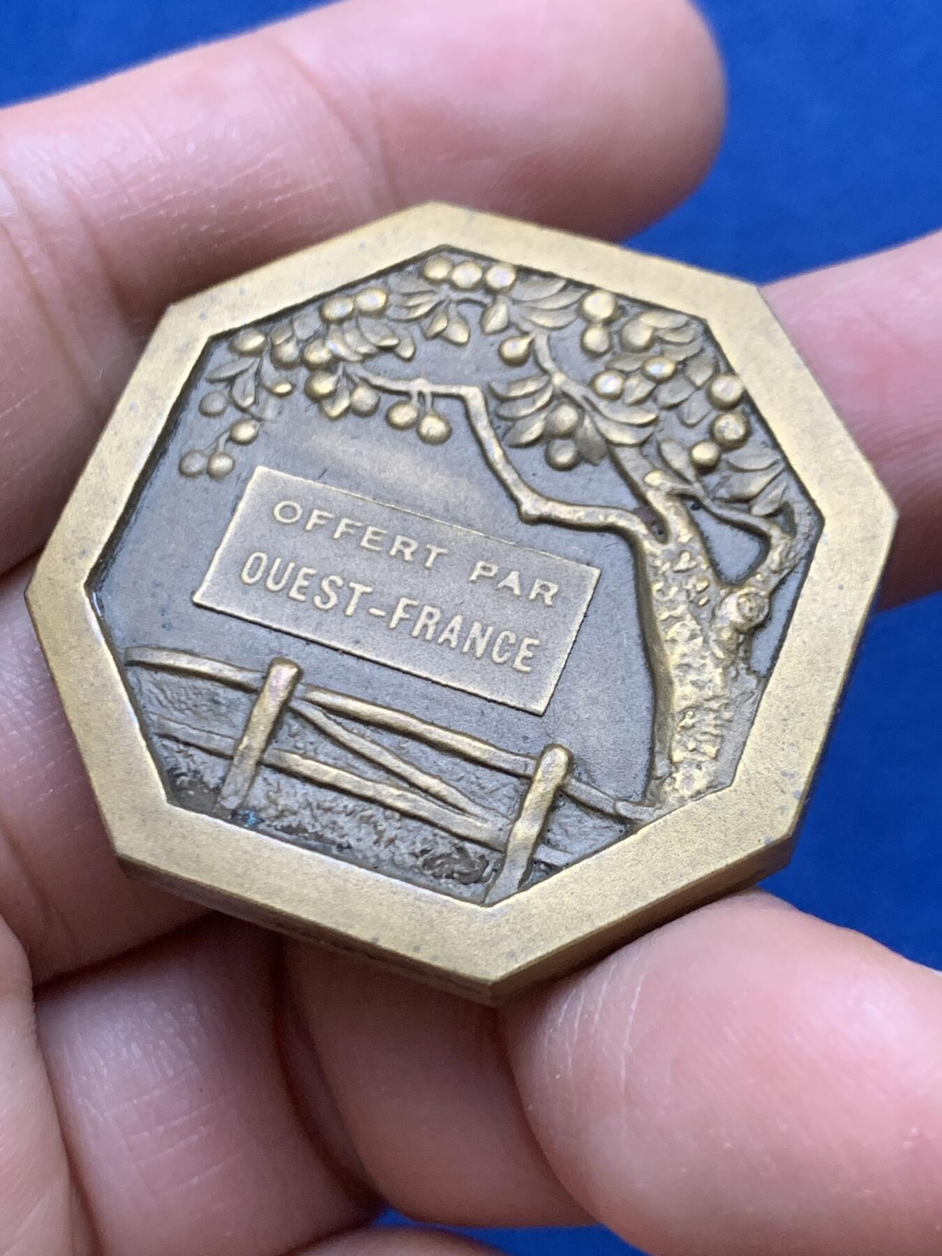 《竞宝斋》第446场 周日，周一，2场连拍 （全场包邮） 《西法兰西报》赠德朗德尔创作黄牛高浮雕八角纪念铜章 33.7克 38.2mm  丰饶角铜标