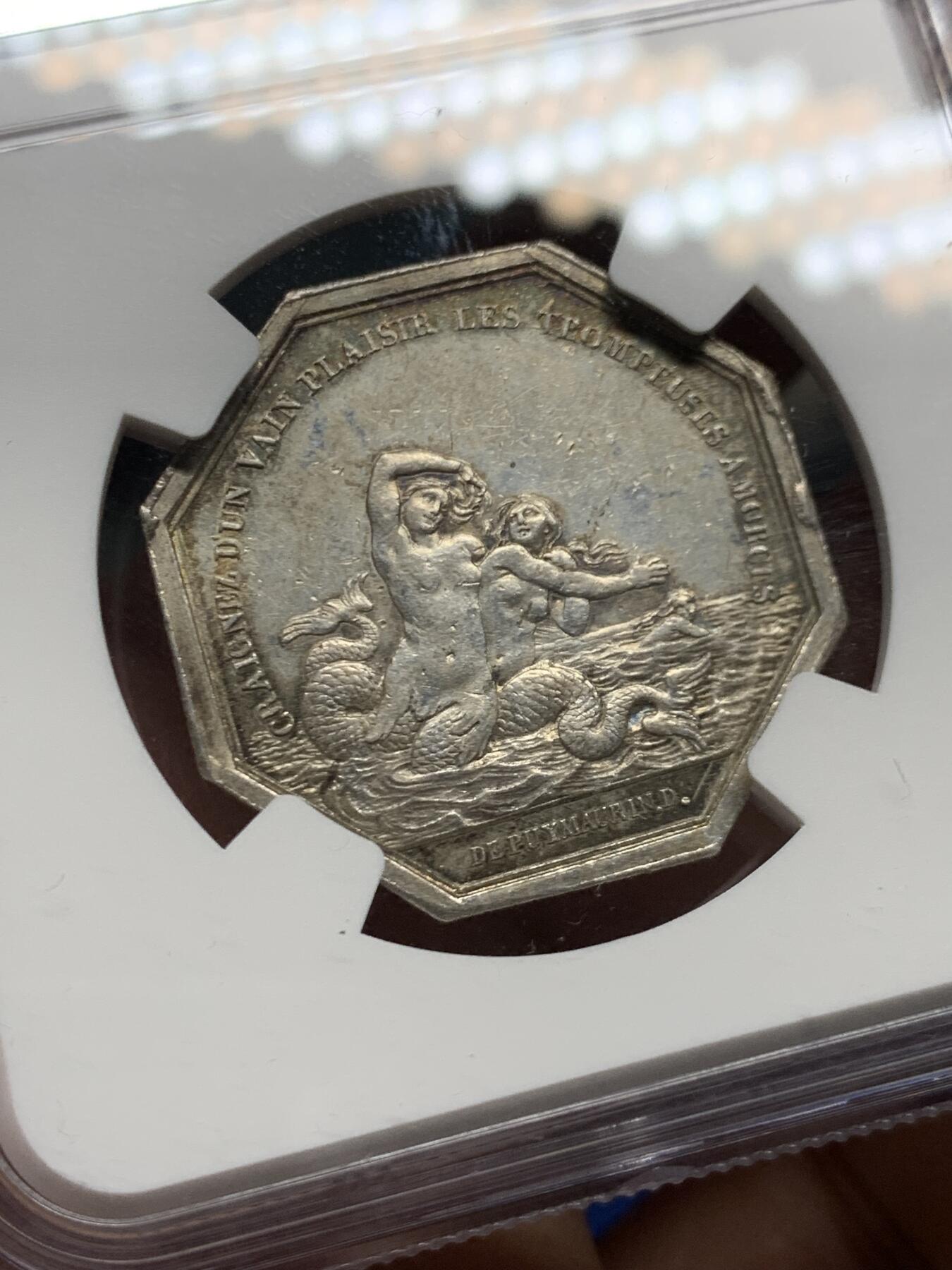 《竞宝斋》第446场 周日，周一，2场连拍 （全场包邮） NGC MS61 罕见魔术师及双海妖银质八角代币，早期无边铭。出分不易值得收藏，铭文：“害怕虚荣的快乐带来的欺骗性诱惑”＆“能猜出答案的人是幸福的”