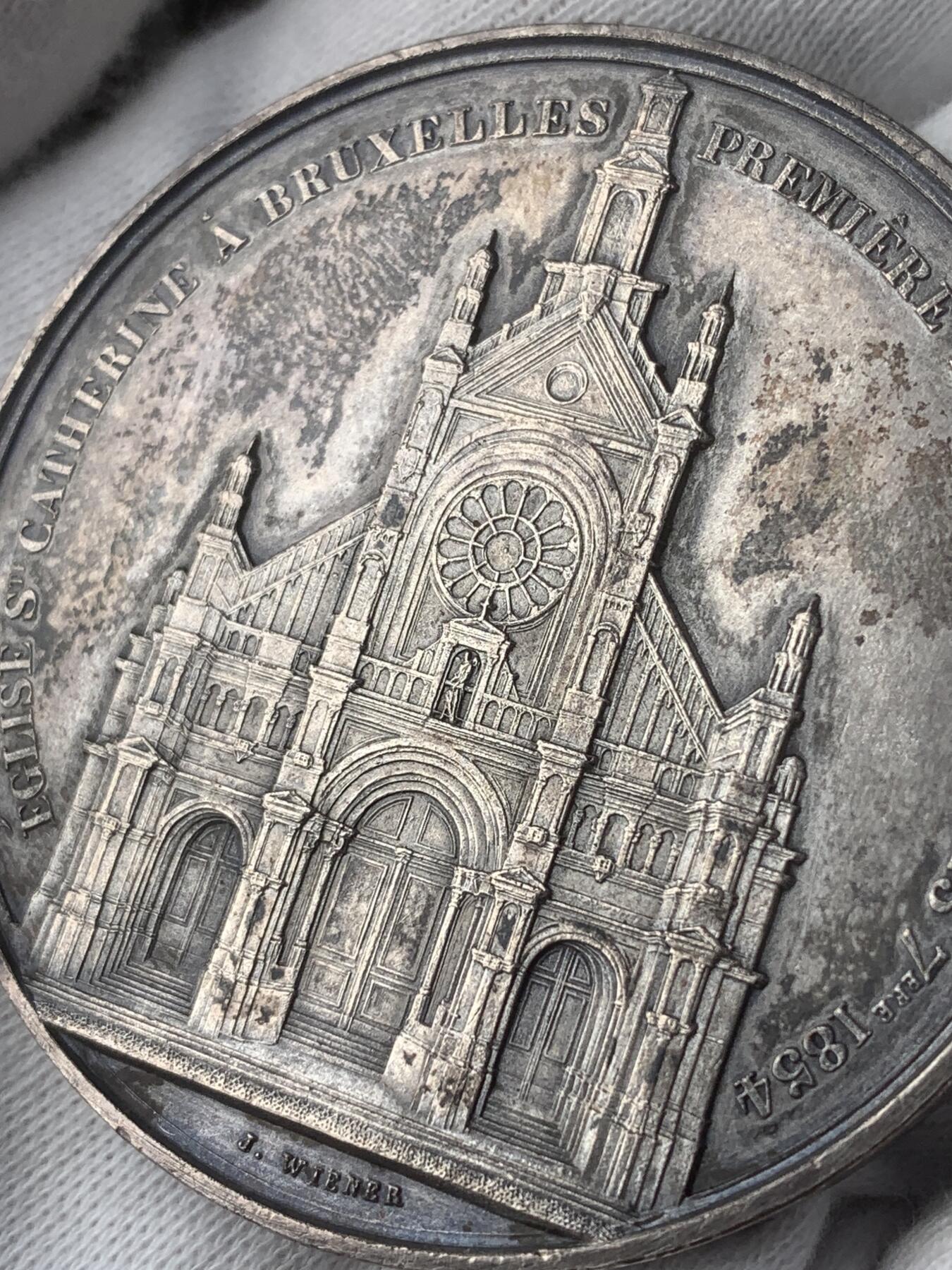 掌中浮雕-藏着的欧洲第045场 1860年比利时布鲁塞尔圣•凯瑟琳教堂镀银铜章 ，50mm，（镀银的教堂章非常少见），  雕刻家：Jacob Wiener