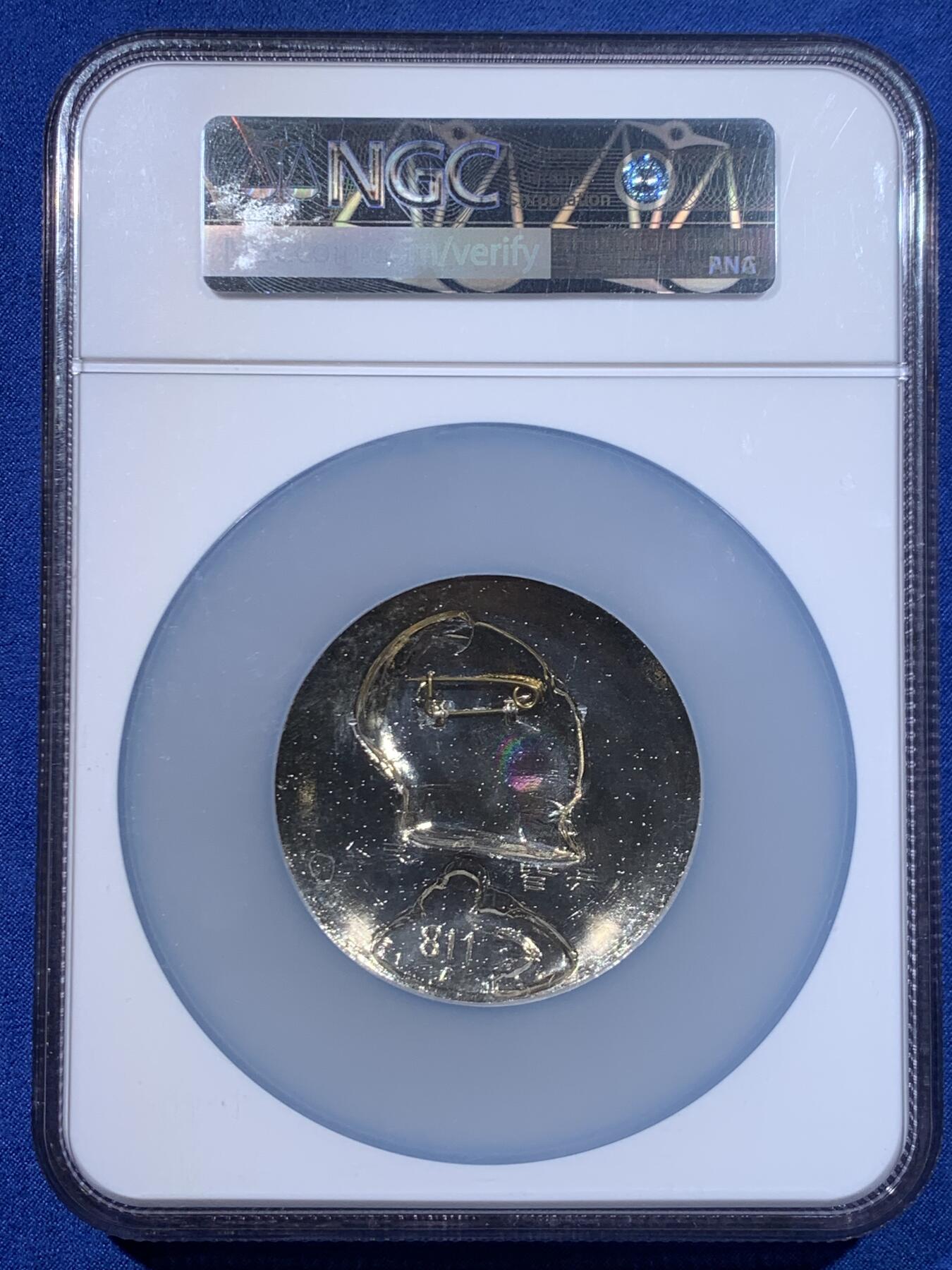 《竞宝斋》第446场 周日，周一，2场连拍 （全场包邮） NGC MS66 中国全民皆兵徽章 正面毛主席侧像 背面带别针 加大加厚盒