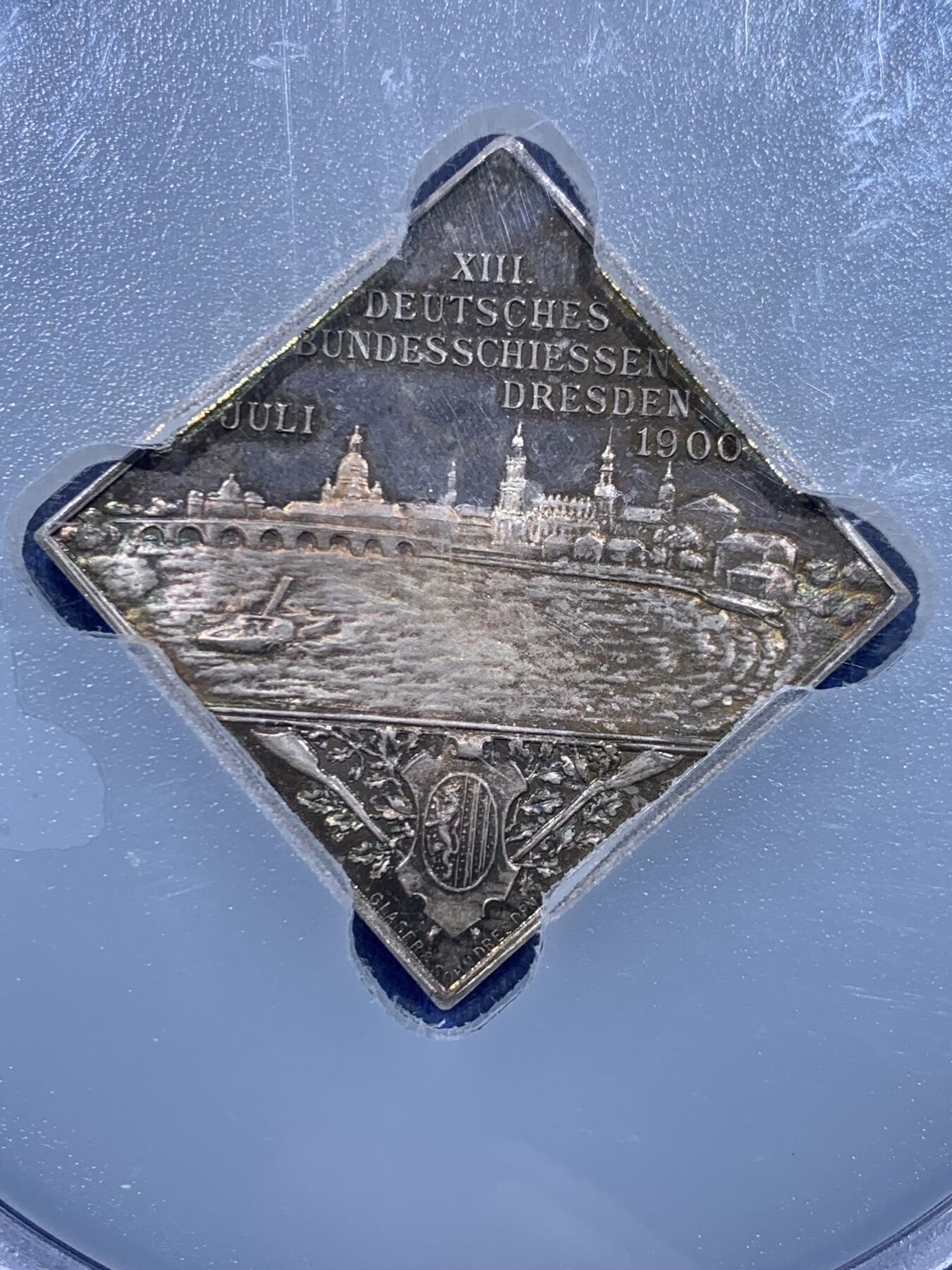 《竞宝斋》第446场 周日，周一，2场连拍 （全场包邮） PCGS MS64 德国 1900年 德累斯顿 射击节景观银章 亚军分 仅3枚更高分 德射中经典Klippe设计 日耳曼尼娅与景观完美结合 镜面 银霜天鹅绒 金色五彩包浆 顶级品相 加大盒