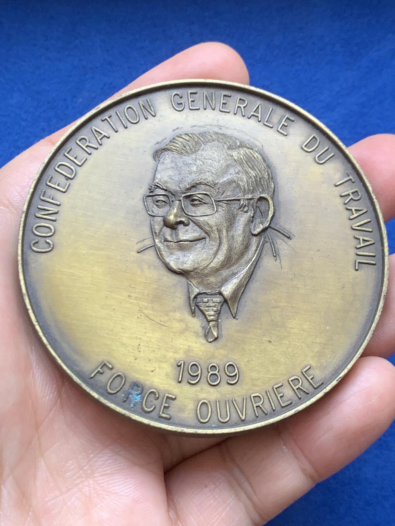 《竞宝斋》第446场 周日，周一，2场连拍 （全场包邮） 法国总工会和工人力量协作纪念章 102.8克 69mm