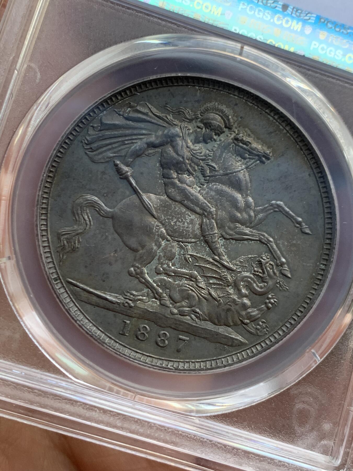 《竞宝斋》第446场 周日，周一，2场连拍 （全场包邮） PCGS MS62 英国1887年维多利亚高冠马剑克朗银币 正反均匀深包浆，人物细节清晰，背面马剑骑士肌肉分明，底光均匀，同分顶级状态，不可多得的藏品
