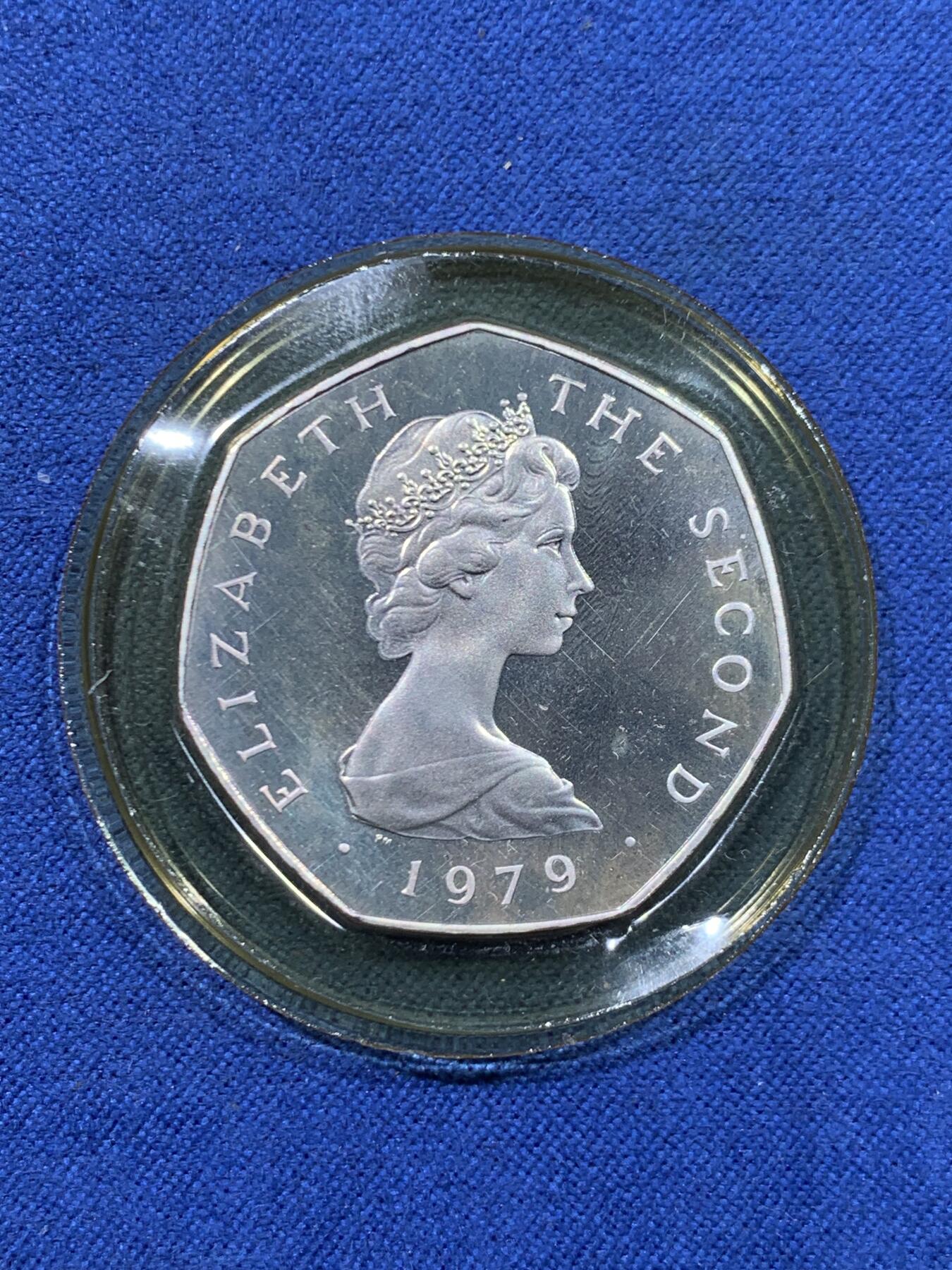 《竞宝斋》第446场 周日，周一，2场连拍 （全场包邮） 1979年马恩岛议会日-女王访问50便士银币 带盒证