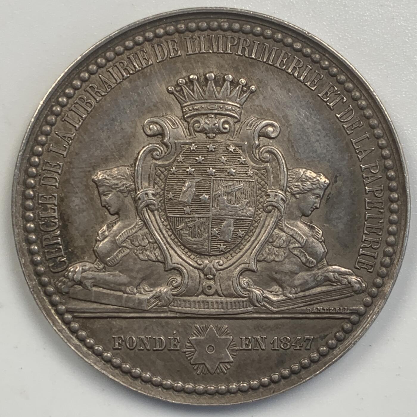 掌中浮雕-藏着的欧洲第045场 法国巴黎印刷纸业协会成立100周年纪念银章，31mm，11.3g，蜜蜂边铭