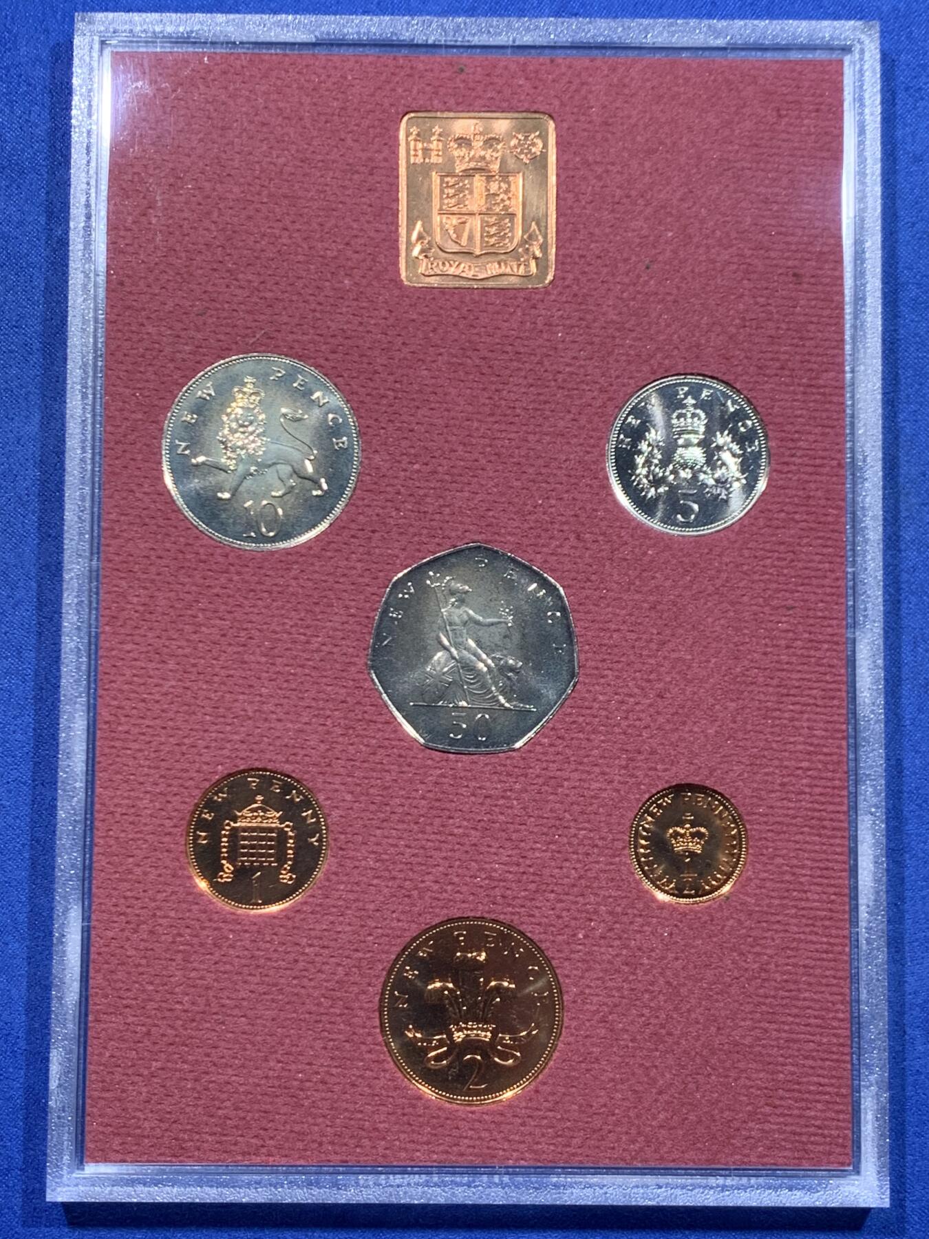 《竞宝斋》第446场 周日，周一，2场连拍 （全场包邮） 英国1979年精制套币 原装6枚币和1枚章 稀少 细节见图