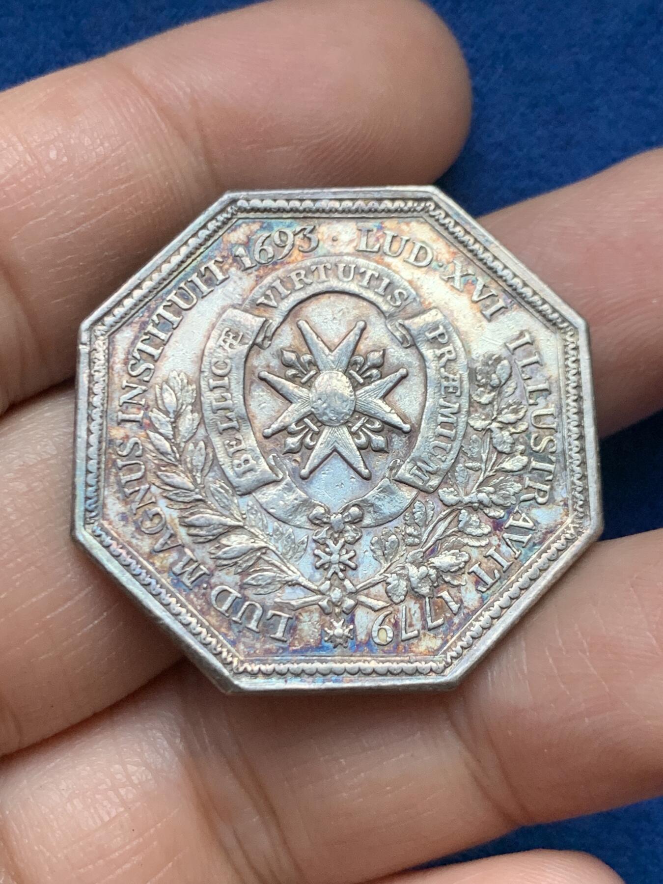 《竞宝斋》第446场 周日，周一，2场连拍 （全场包邮） 法国1779路易十六时期 皇家勋章 银质八角代币 14.9克 33.5mm 早期无边铭