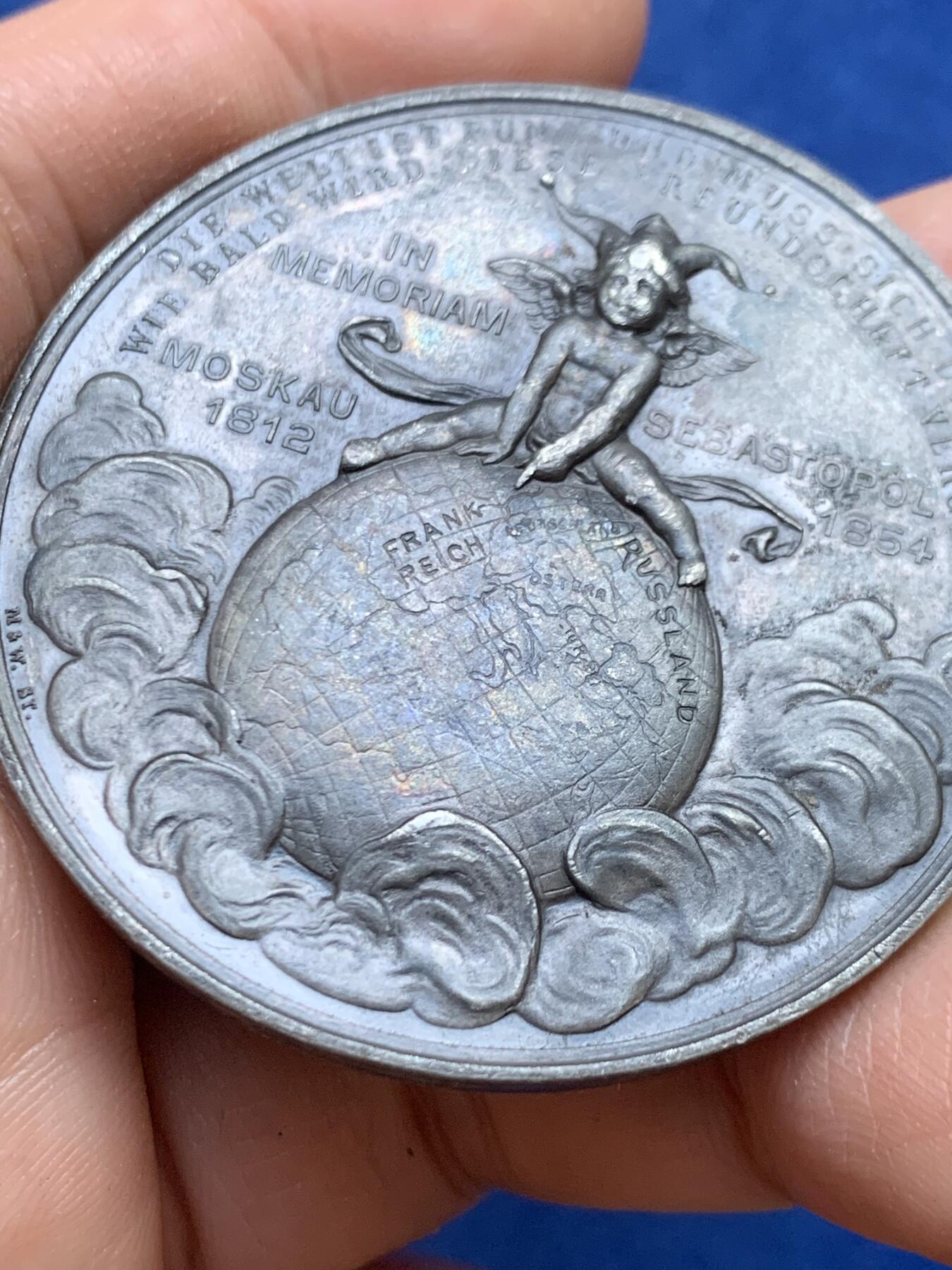 《竞宝斋》第446场 周日，周一，2场连拍 （全场包邮） 1914年德意志第二帝国纪念章，WM材质，直径50.2MM，37.8克，这枚是为了纪念俄罗斯和法国在巴黎(1892年)和圣彼得堡(1894年)签署的军事援助条约。这些协议形成了法俄联盟，这是一项关键的外交和军事协议，对抗了德皇威廉二世统治下日益强大的德意志帝国。到20世纪初，这一联盟加剧了导致第一次世界大战(1914-1918)的紧张地缘政治气候。