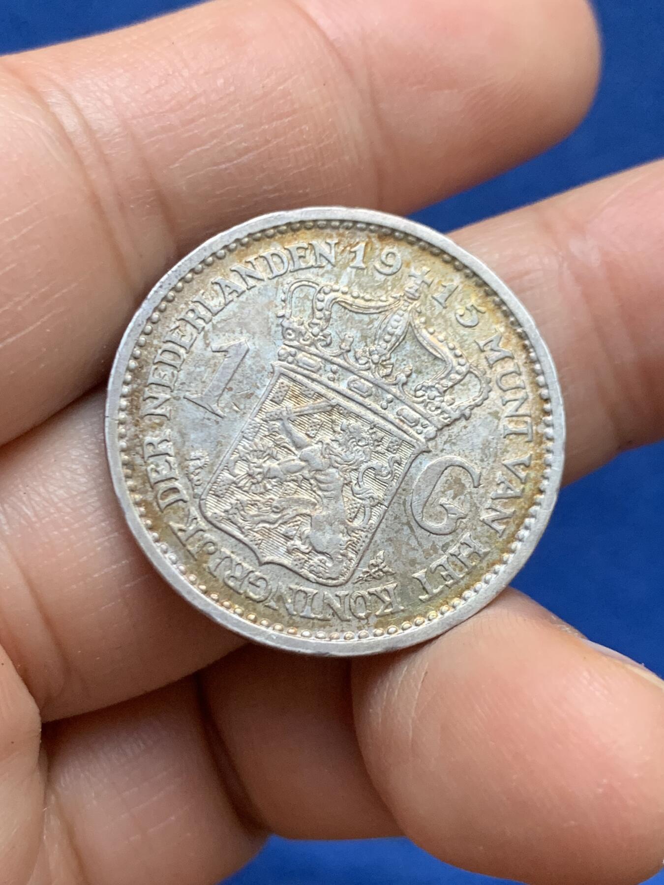 《竞宝斋》第446场 周日，周一，2场连拍 （全场包邮） 荷兰1915年威廉明娜女王1盾银币 含银94.8% 最后一个荷兰高银女王头像银币 五彩包浆带光人像清晰可见