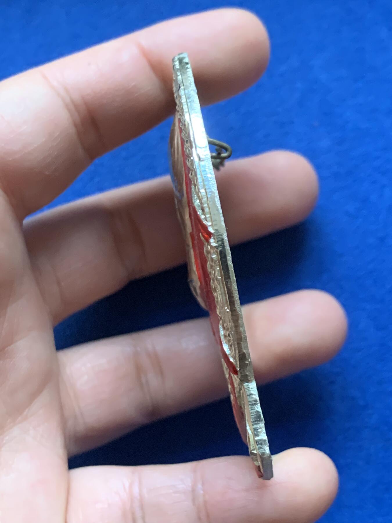 《竞宝斋》第446场 周日，周一，2场连拍 （全场包邮） 天安门毛主席胸章1枚，背面带别针，26.7克，67*72.5mm