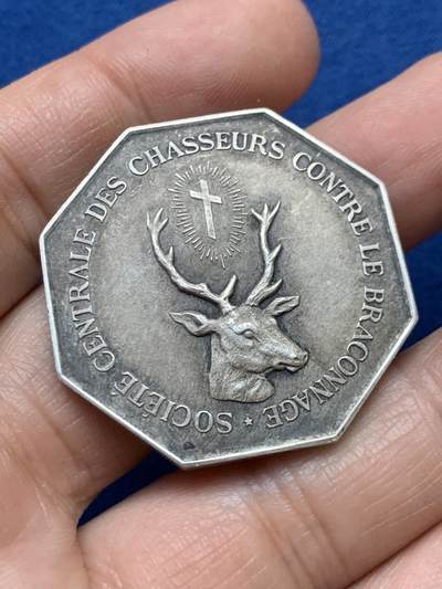 《竞宝斋》第446场 周日，周一，2场连拍 （全场包邮） - 法国1876年狩猎者保护协会八角银质代币 菱形银标 22.8克 36.2mm