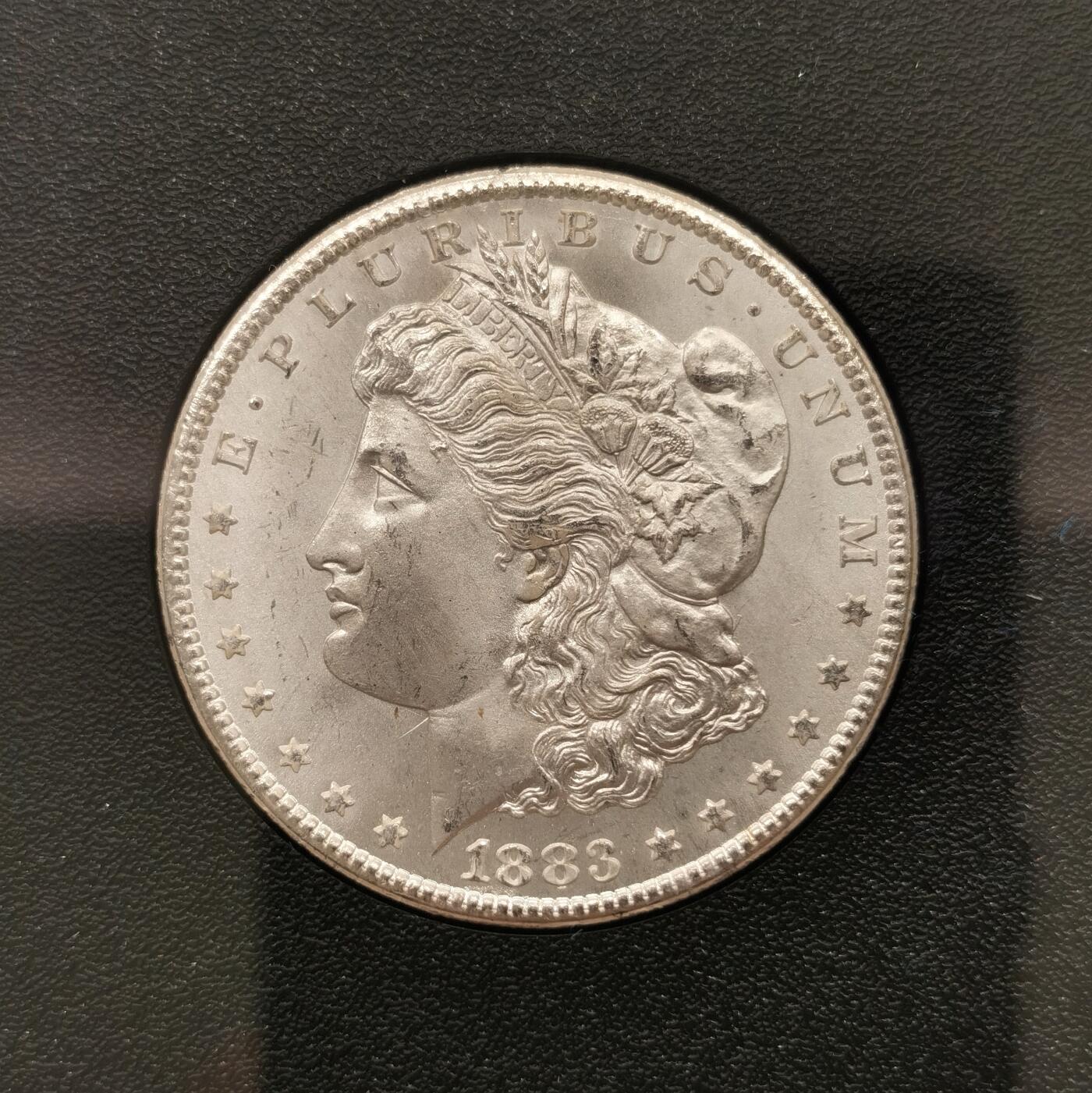 博洋堂藏家专场系列之美国钱币白金之夜专场②暨第152期（全场包邮）  NGC MS66 美国1883 CC 摩根 卡森厂 GSA大封装 盒证皆全 此分数为卡森厂钱币分水岭 评级数量断层式减少 仅为65分的约六分之一 麦稀奇所见最高分 品相完美 极其难得的高分藏品 不可错过 NGC指导价为1350USD 约9700RMB