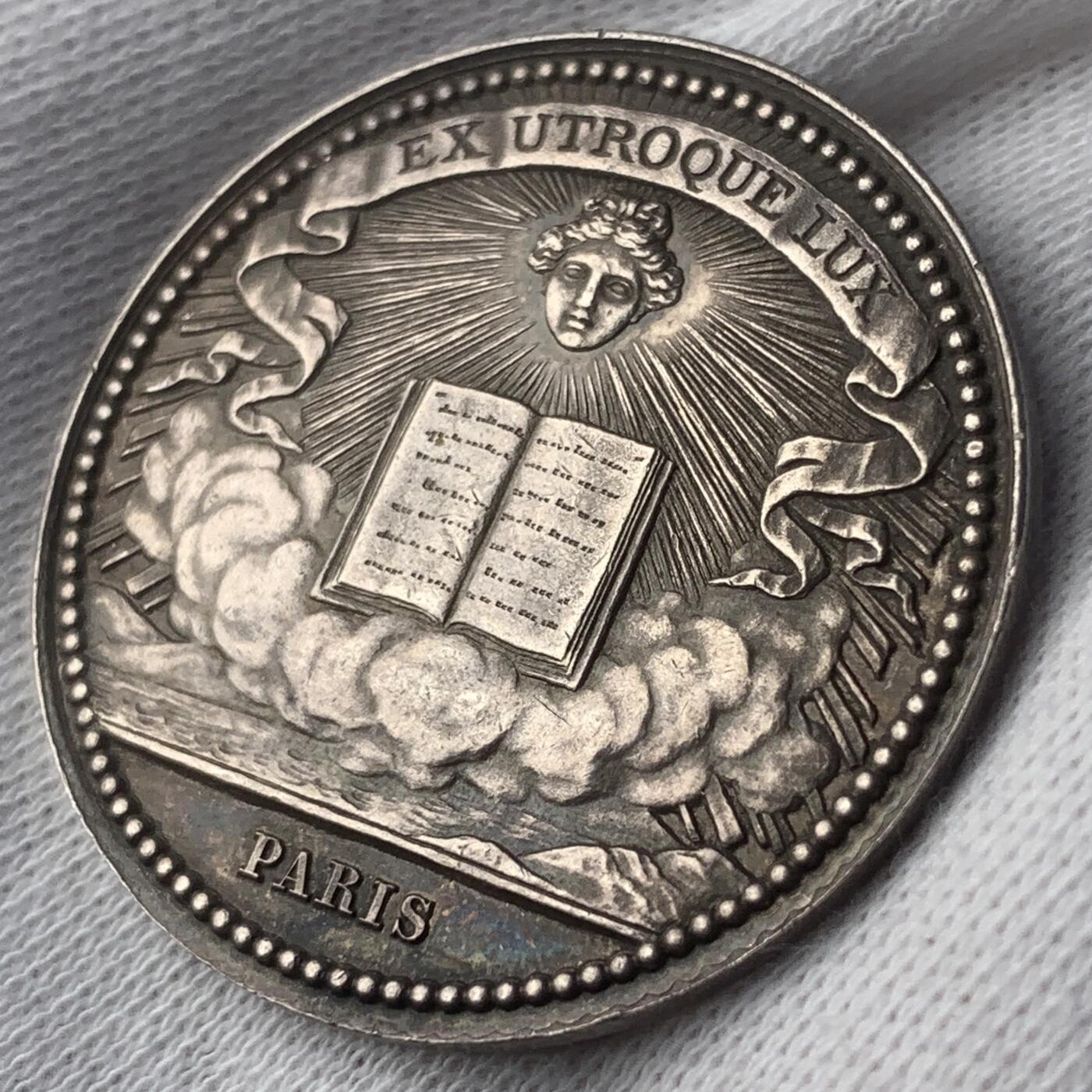 掌中浮雕-藏着的欧洲第045场 法国巴黎印刷纸业协会成立100周年纪念银章，31mm，11.3g，蜜蜂边铭