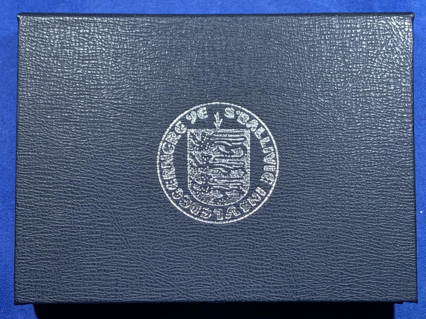 《竞宝斋》第446场 周日，周一，2场连拍 （全场包邮） 根西岛1986年 精制套币 英国皇家造币厂出品 包含2镑纪念币 品相好 蓝色高档皮盒