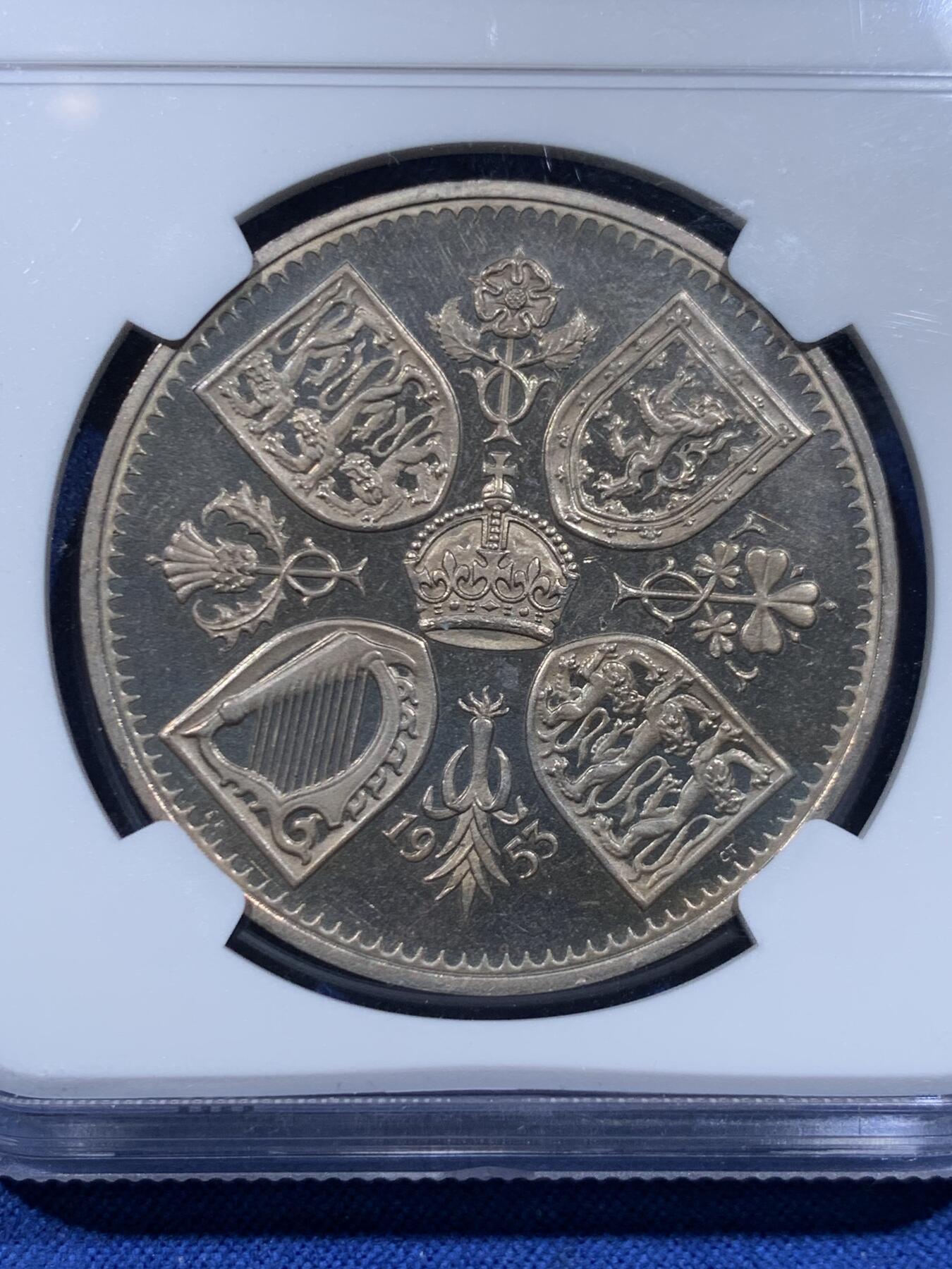 《竞宝斋》第446场 周日，周一，2场连拍 （全场包邮） NGC PF63CAMEO 英国1953年精制一克朗，经典热门登基年份品种，正面女王戎装骑马像，带有高浮雕效果