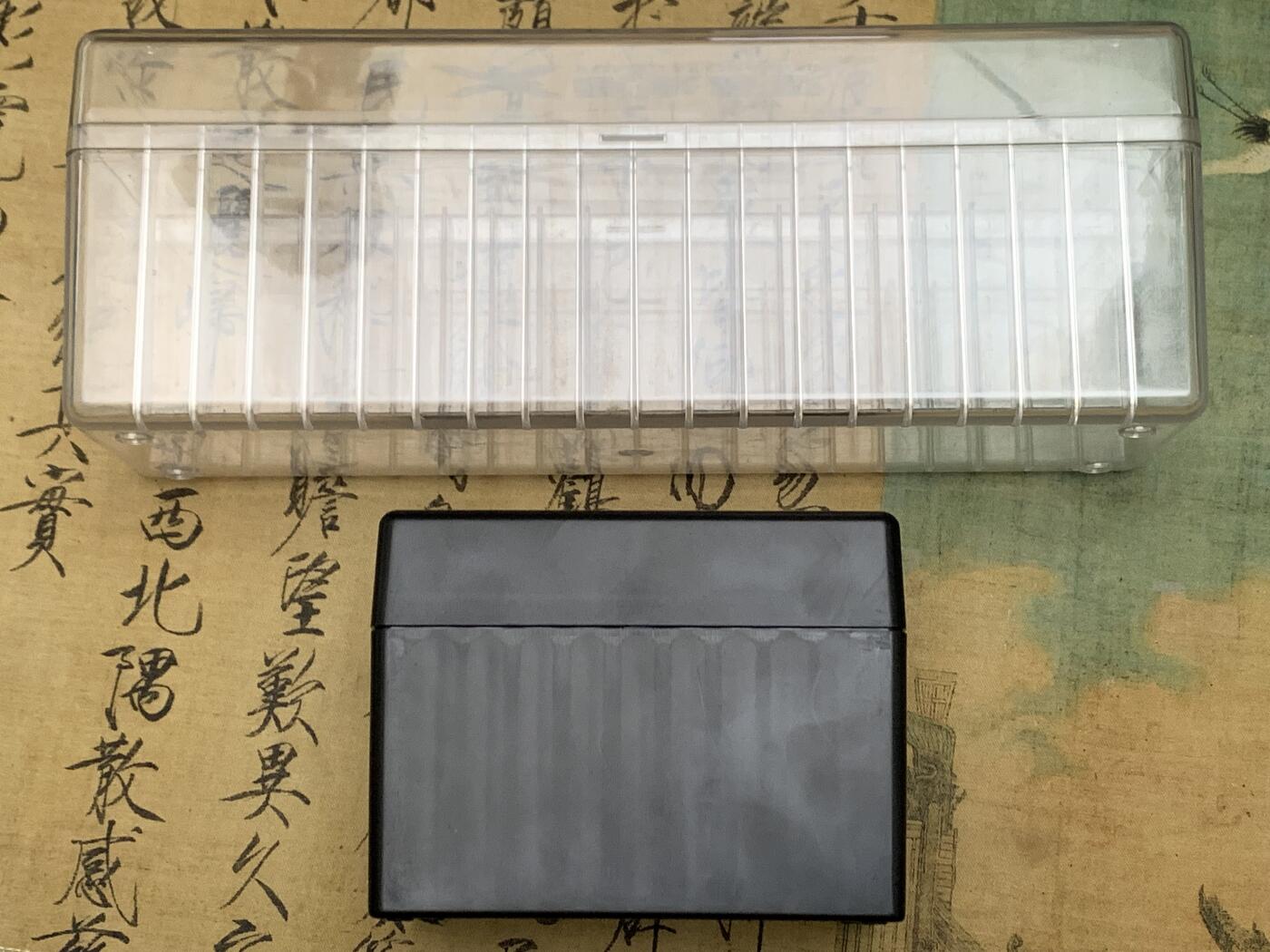 《竞宝斋》第446场 周日，周一，2场连拍 （全场包邮） 三盒一组 源泰评级币收纳盒 可放20枚各家评级公司的标准评级币 包括PN  + PCGS评级币收纳盒 可放10枚标准的pcgs评级币 只使用过一次 + 1951英国马剑镍币空盒