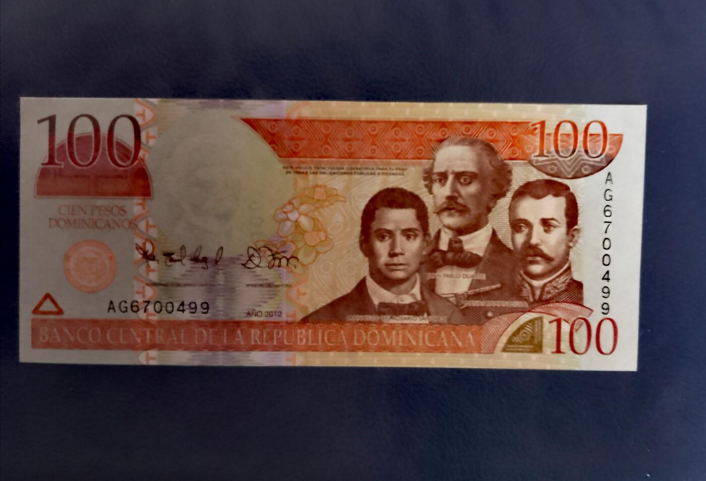全新多米尼加共和国2010、2012年100比索靓品纸币2枚一对