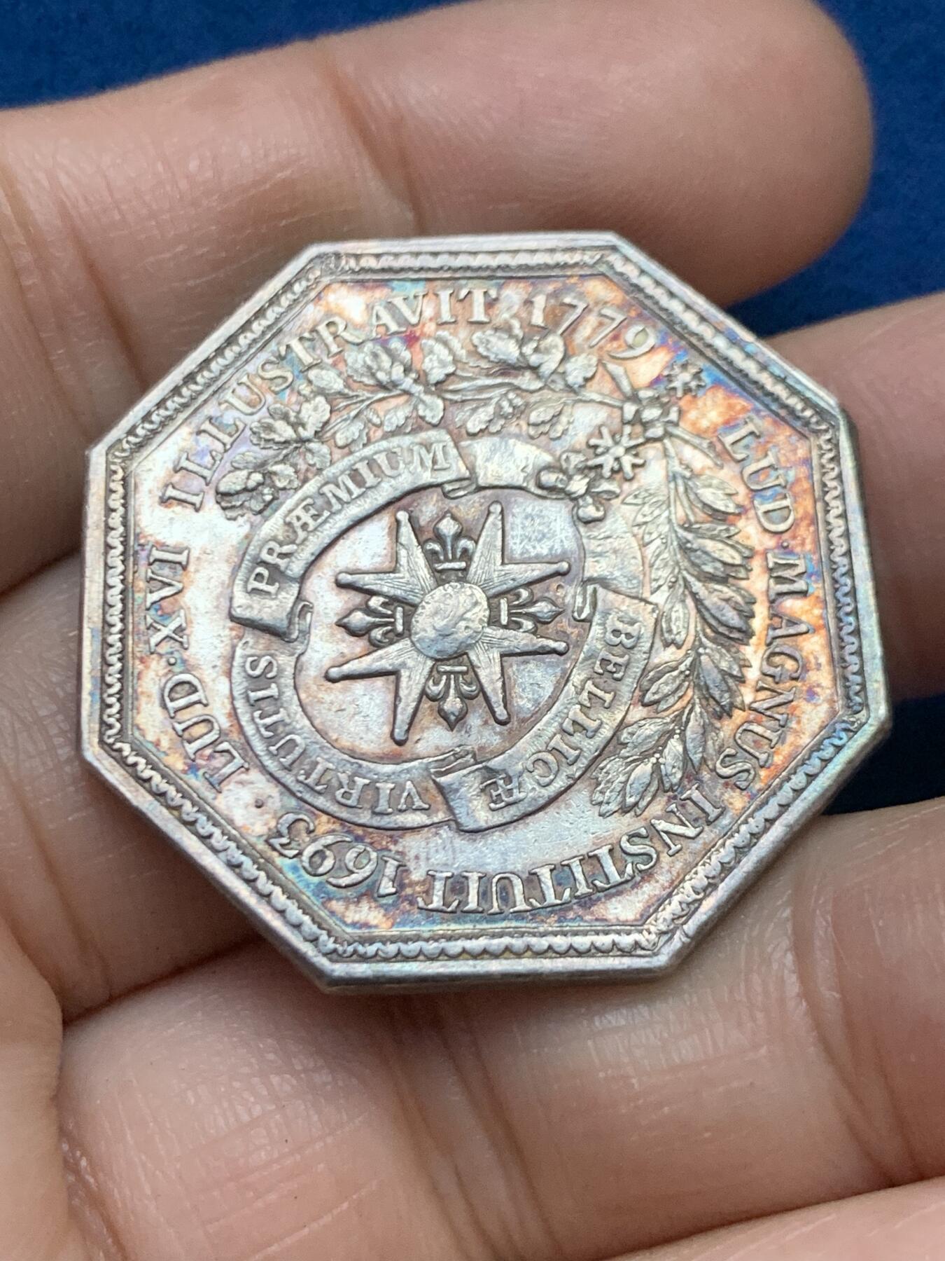 《竞宝斋》第446场 周日，周一，2场连拍 （全场包邮） 法国1779路易十六时期 皇家勋章 银质八角代币 14.9克 33.5mm 早期无边铭