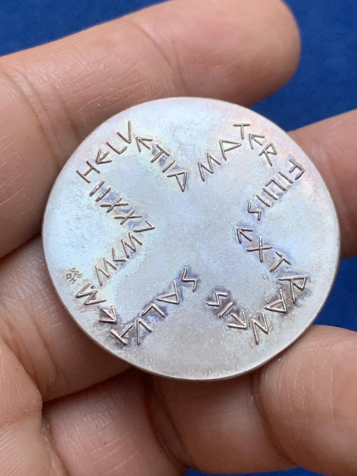 《竞宝斋》第446场 周日，周一，2场连拍 （全场包邮） 1973瑞士侨民代表大会银质奖章 汉斯·埃尼作品 表面浮雕极其精美，原始光泽，品相好，超现实设计，引人注目。34.5mm 24.2克 900银