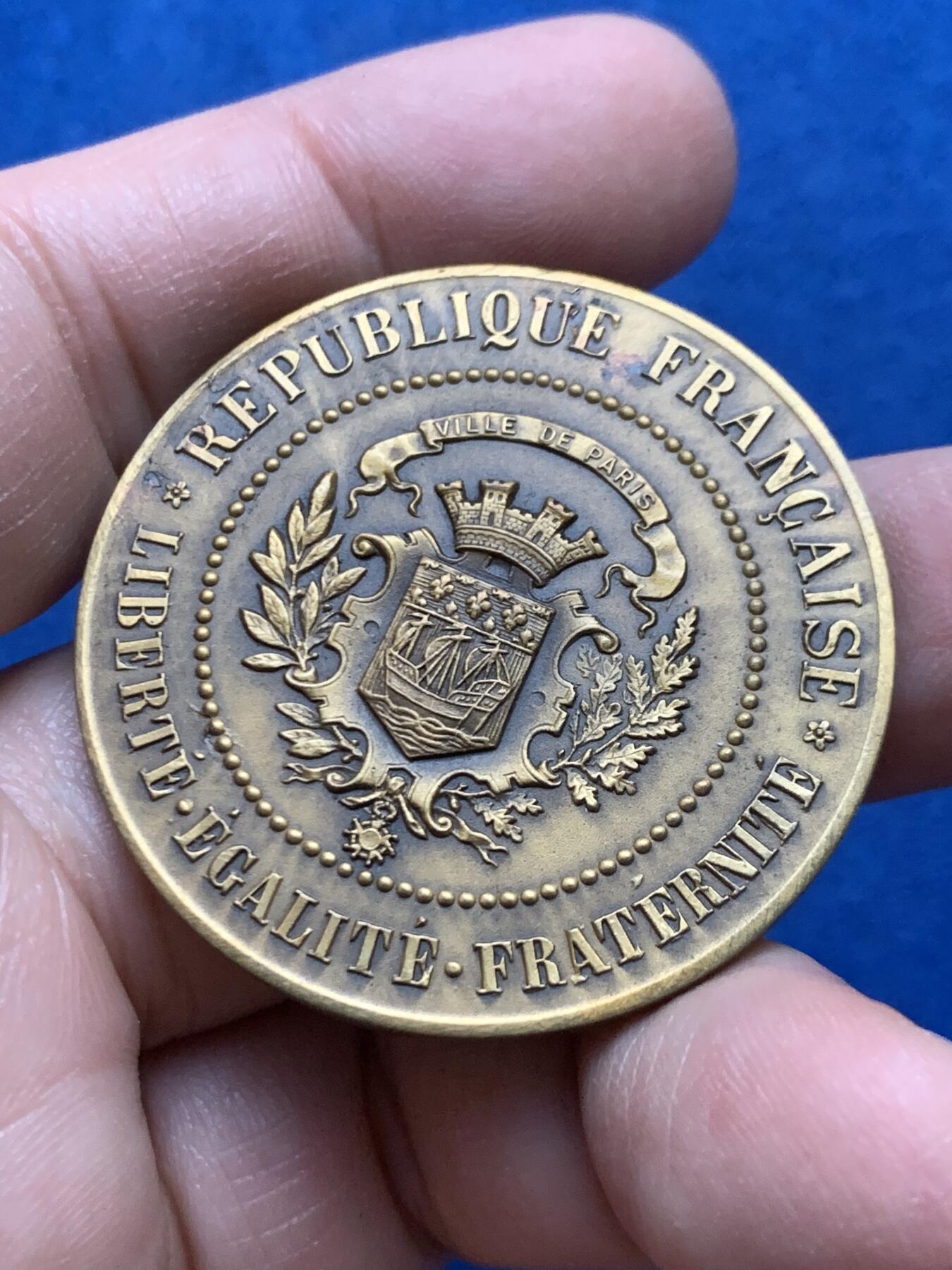 《竞宝斋》第446场 周日，周一，2场连拍 （全场包邮） 法国巴黎十八区慈善公署纪念铜章 27.3克 41.3mm 三角铜标 带盒