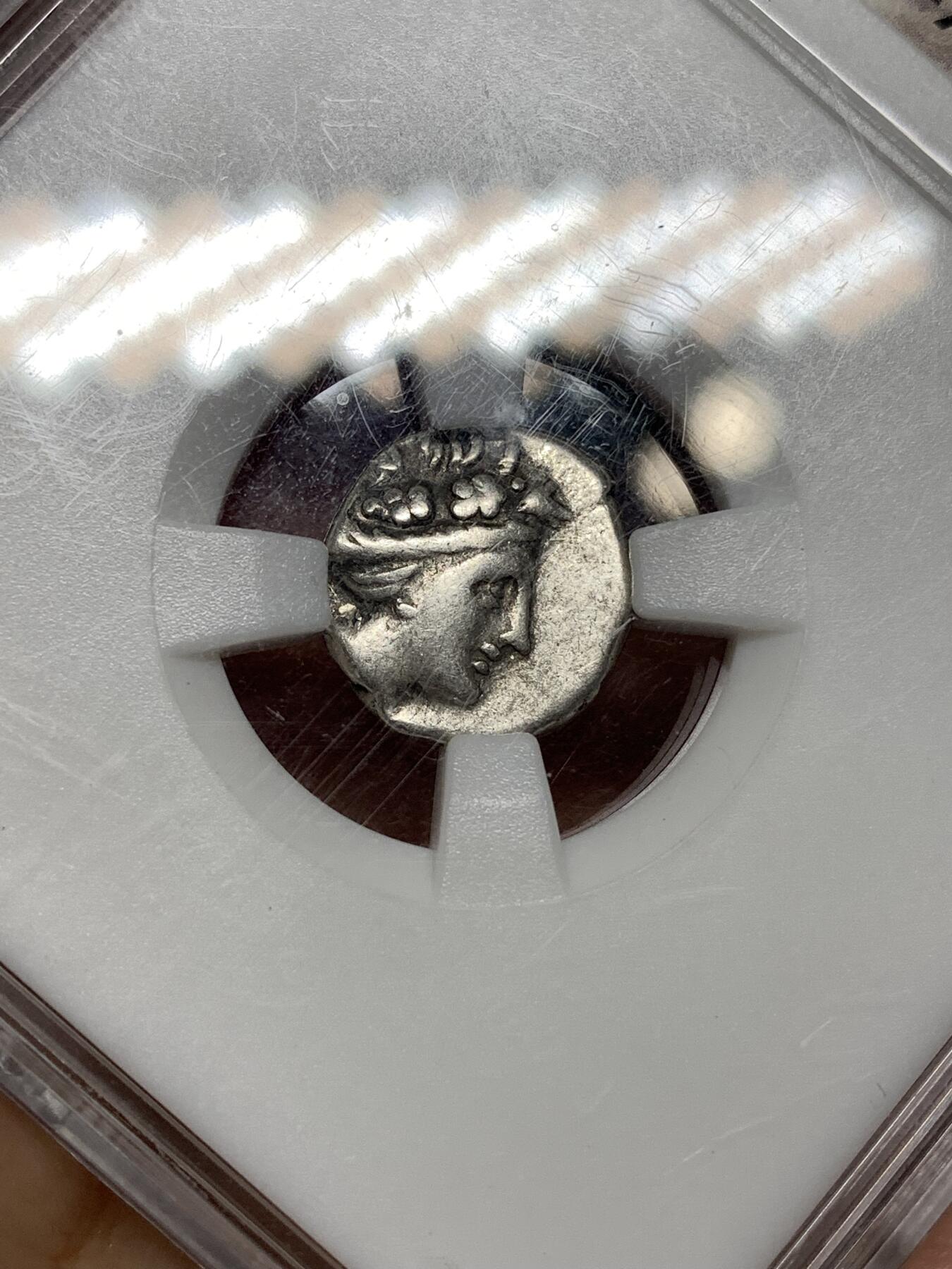 《竞宝斋》第446场 周日，周一，2场连拍 （全场包邮） 无名王评级 XF 古希腊尤卑亚岛 公元前3-2世纪 半德拉克马银币 背面宁芙仙女坐船头 经典品种