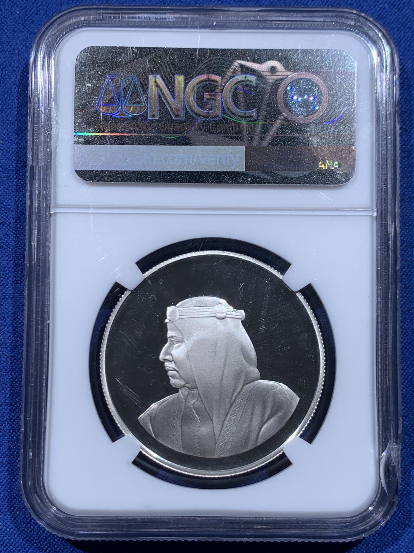 《竞宝斋》第446场 周日，周一，2场连拍 （全场包邮） NGC PF69UC 1986年巴林5第纳尔银币，经典WWF题材，正面瞪羚图案栩栩如生，强镜面效果，光亮如镜，PC亚军分，一步到位的分数。盒子背面右下角有磕