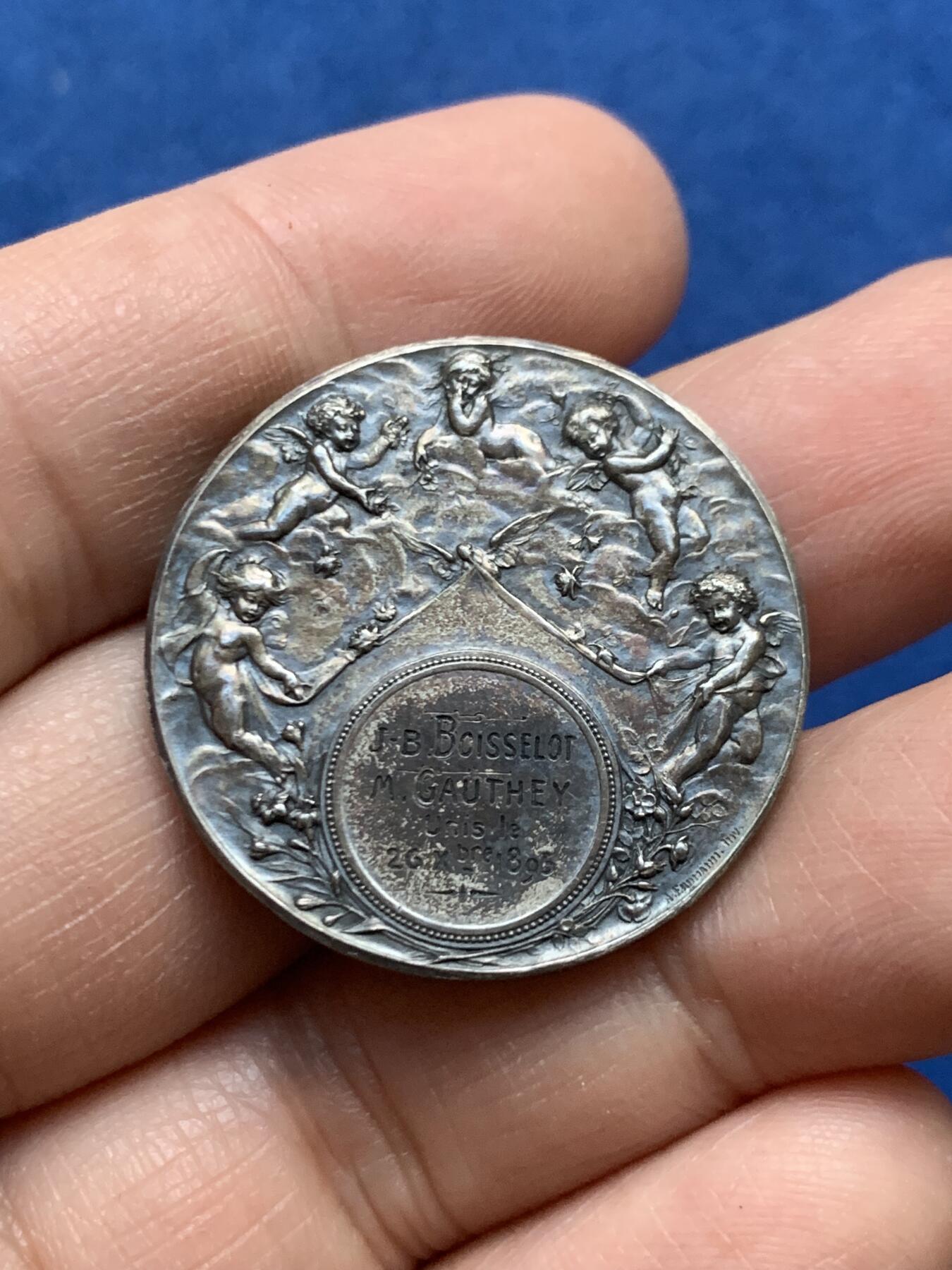 《竞宝斋》第446场 周日，周一，2场连拍 （全场包邮） 名家名作 L.Bottee 法国五小天使婚礼银章 13.4克 30.3mm 丰饶角银标 带原盒 字迹对应 首字母缩写 稀有