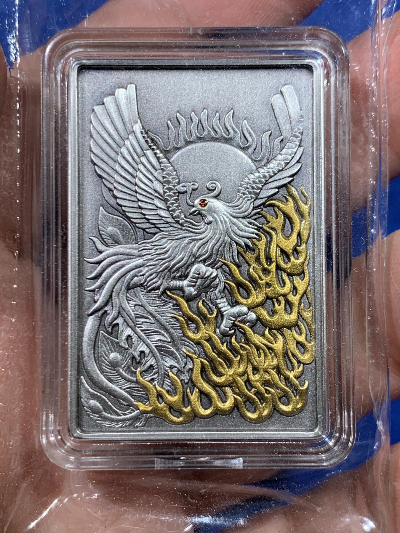 《竞宝斋》第446场 周日，周一，2场连拍 （全场包邮） 两枚一组 吉祥龍鳳方型紀念章，硫化古银+纯铜，吉祥龙凤铜章（铜硫化古银），规格30*45mm，眼睛处镶嵌红宝石，中国钱币发行，发行量999枚，有证书。