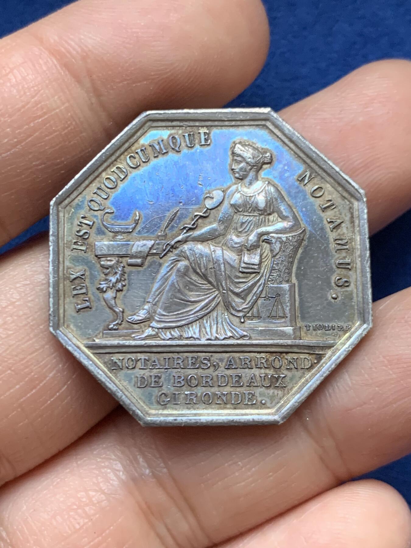 《竞宝斋》第446场 周日，周一，2场连拍 （全场包邮） 法国路易十八波尔多公证人八角银质代币 早期无边铭 15.85克 33.1mm