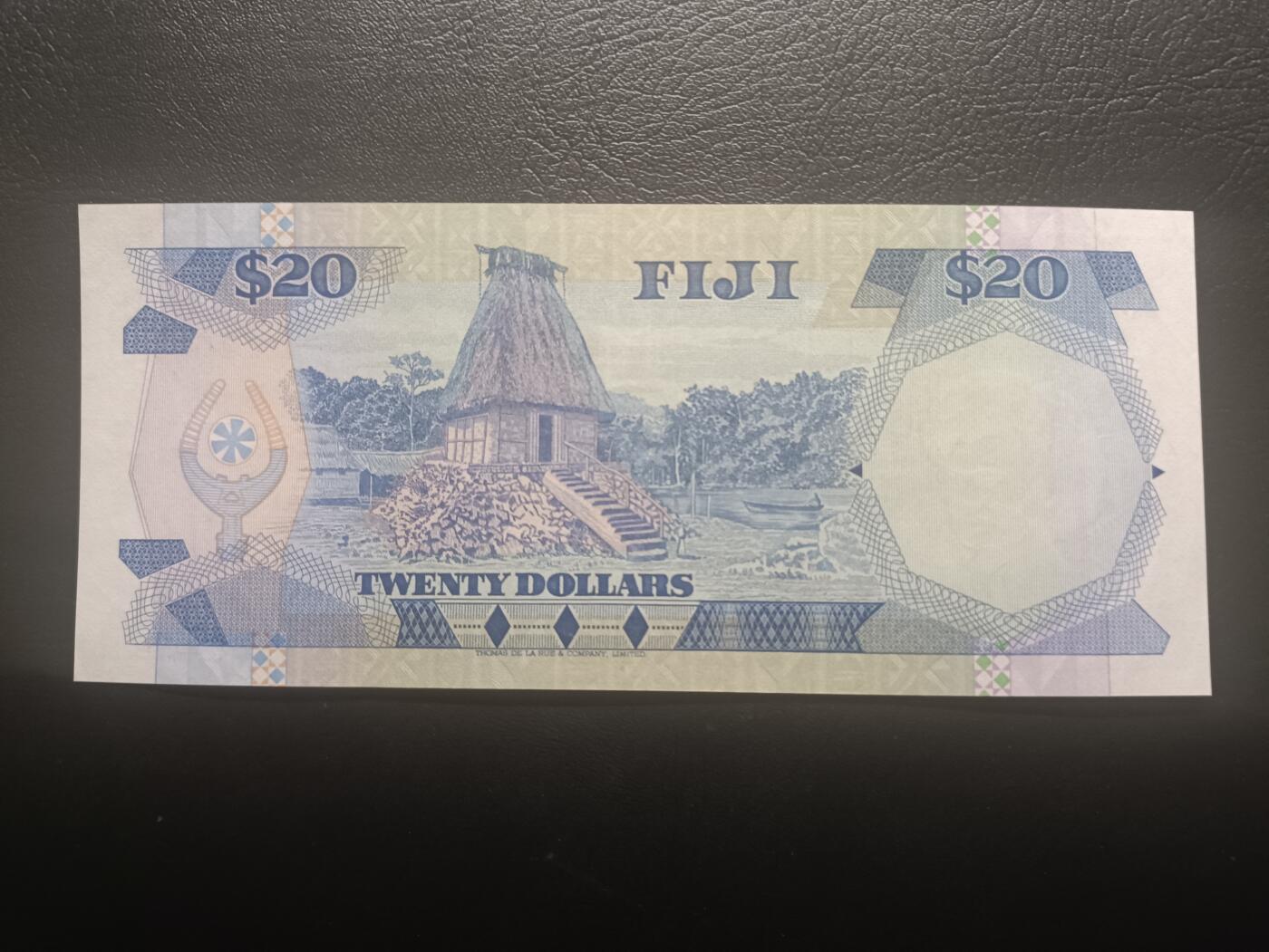 2025十二月第二期，总207期 斐济1986版20元AUNC，嘉德大勋章女王和传统房屋，少见的女王“向左看”版本