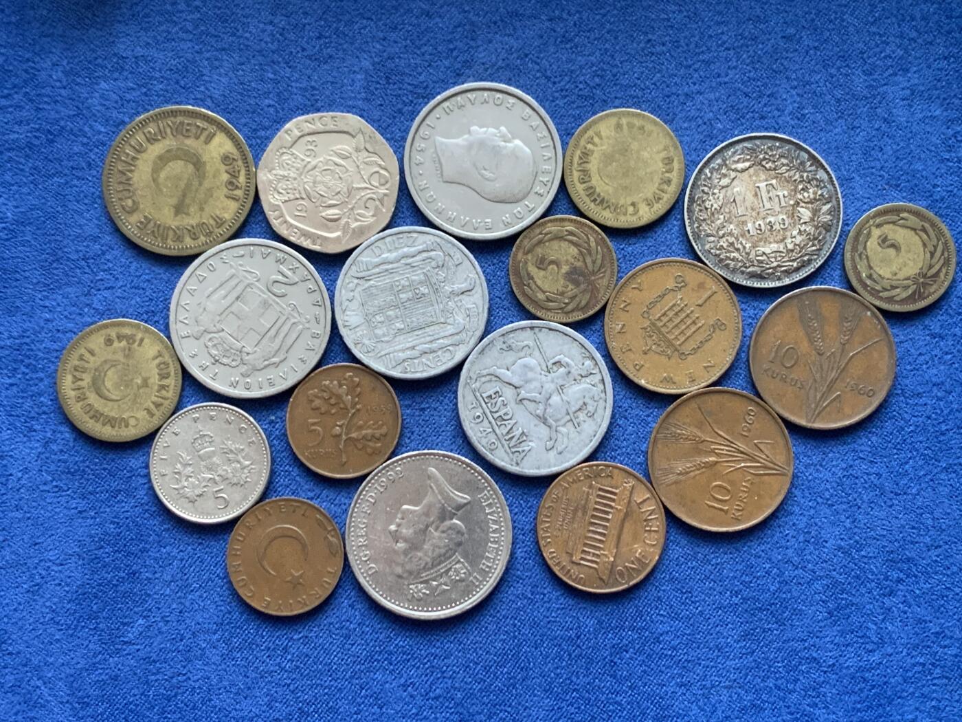 《竞宝斋》第446场 周日，周一，2场连拍 （全场包邮） 多国钱币一组 含一枚1法郎银币 细节见图