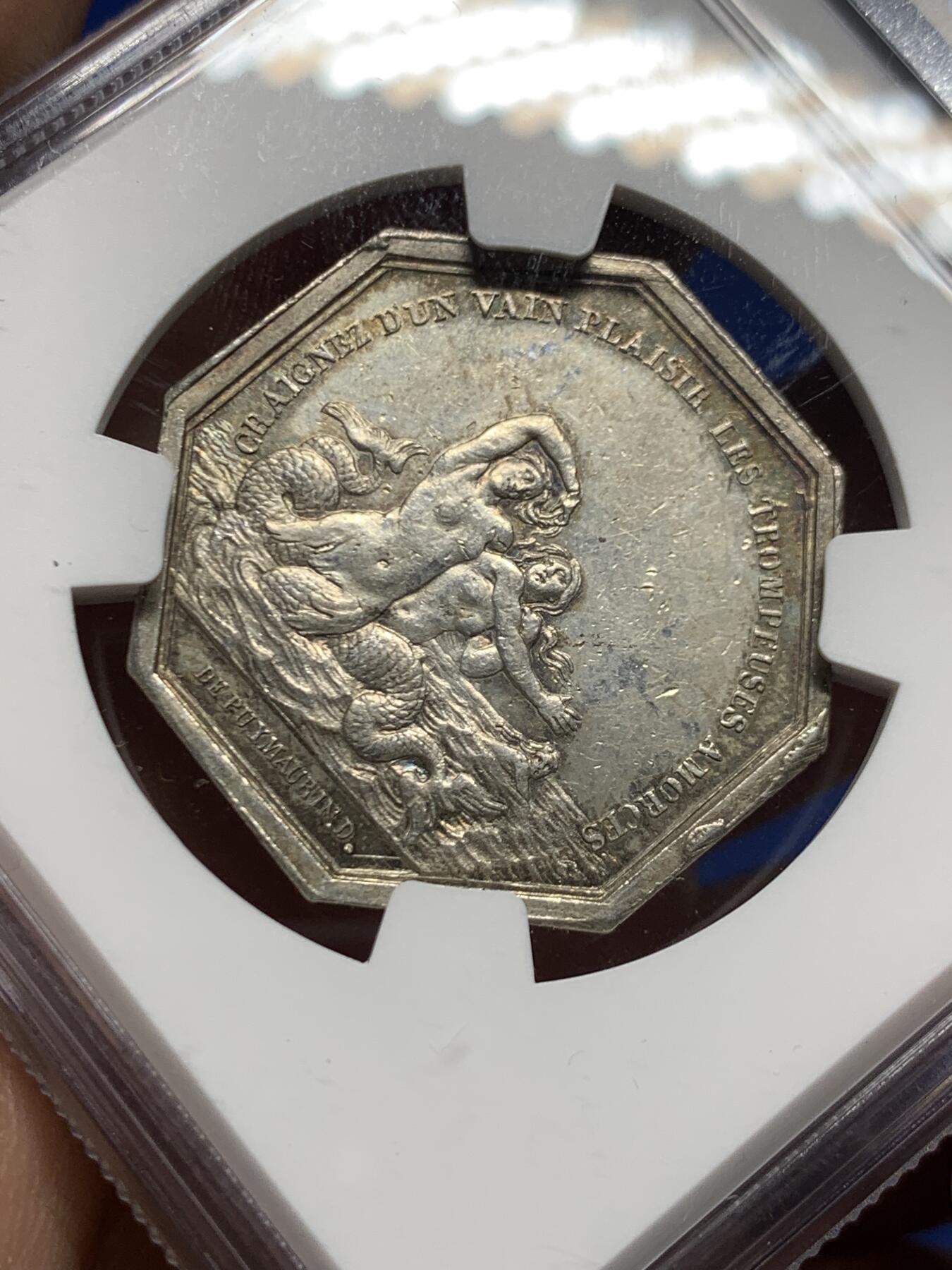 《竞宝斋》第446场 周日，周一，2场连拍 （全场包邮） NGC MS61 罕见魔术师及双海妖银质八角代币，早期无边铭。出分不易值得收藏，铭文：“害怕虚荣的快乐带来的欺骗性诱惑”＆“能猜出答案的人是幸福的”