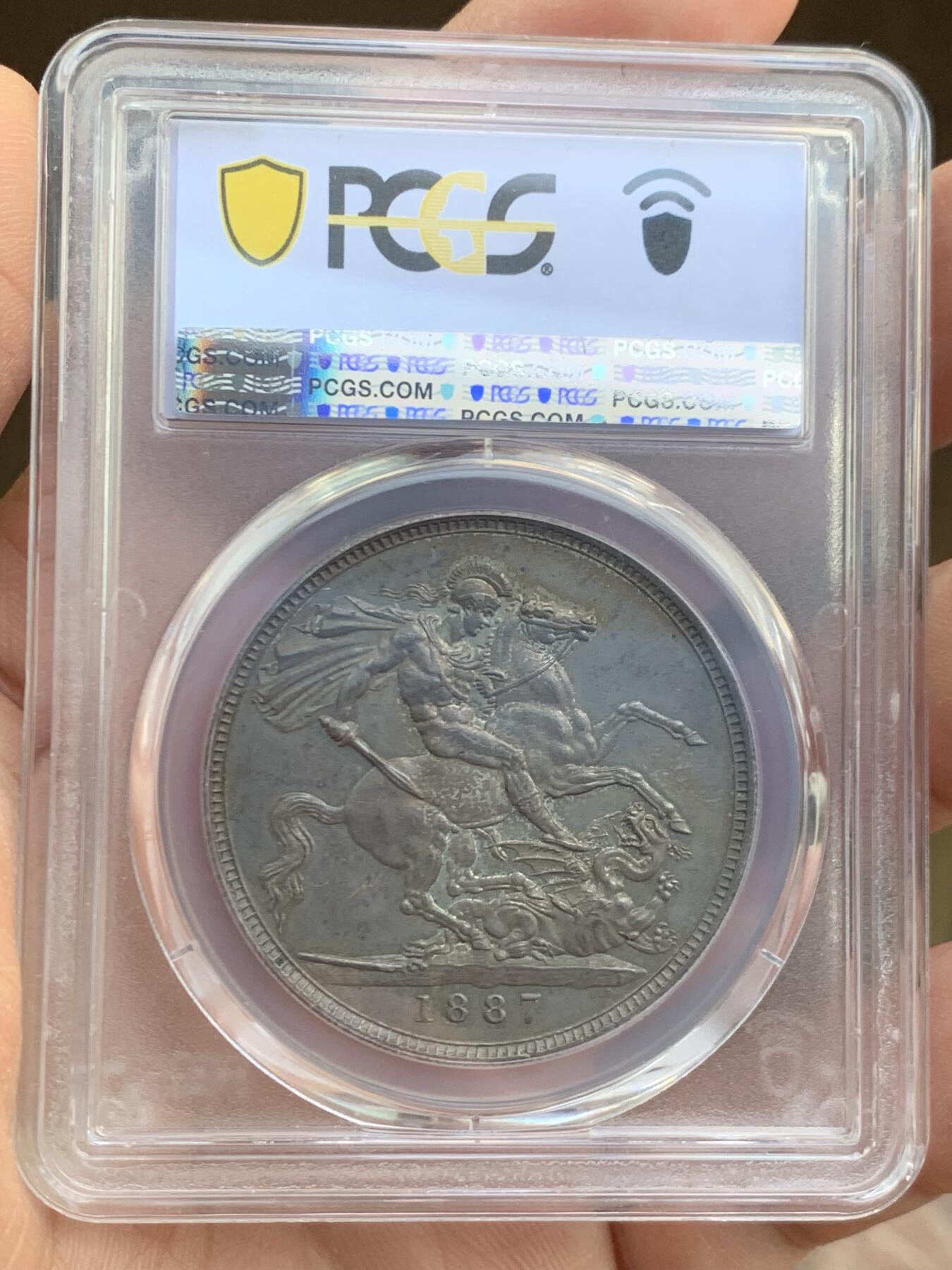 《竞宝斋》第446场 周日，周一，2场连拍 （全场包邮） PCGS MS62 英国1887年维多利亚高冠马剑克朗银币 正反均匀深包浆，人物细节清晰，背面马剑骑士肌肉分明，底光均匀，同分顶级状态，不可多得的藏品