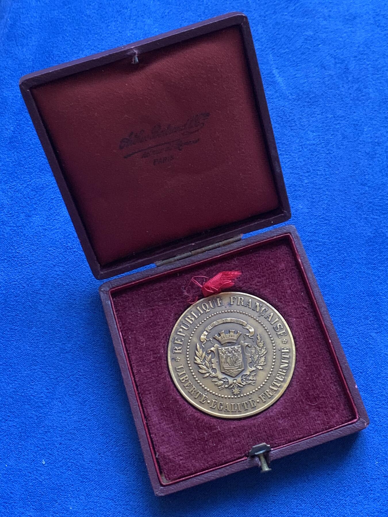 《竞宝斋》第446场 周日，周一，2场连拍 （全场包邮） 法国巴黎十八区慈善公署纪念铜章 27.3克 41.3mm 三角铜标 带盒