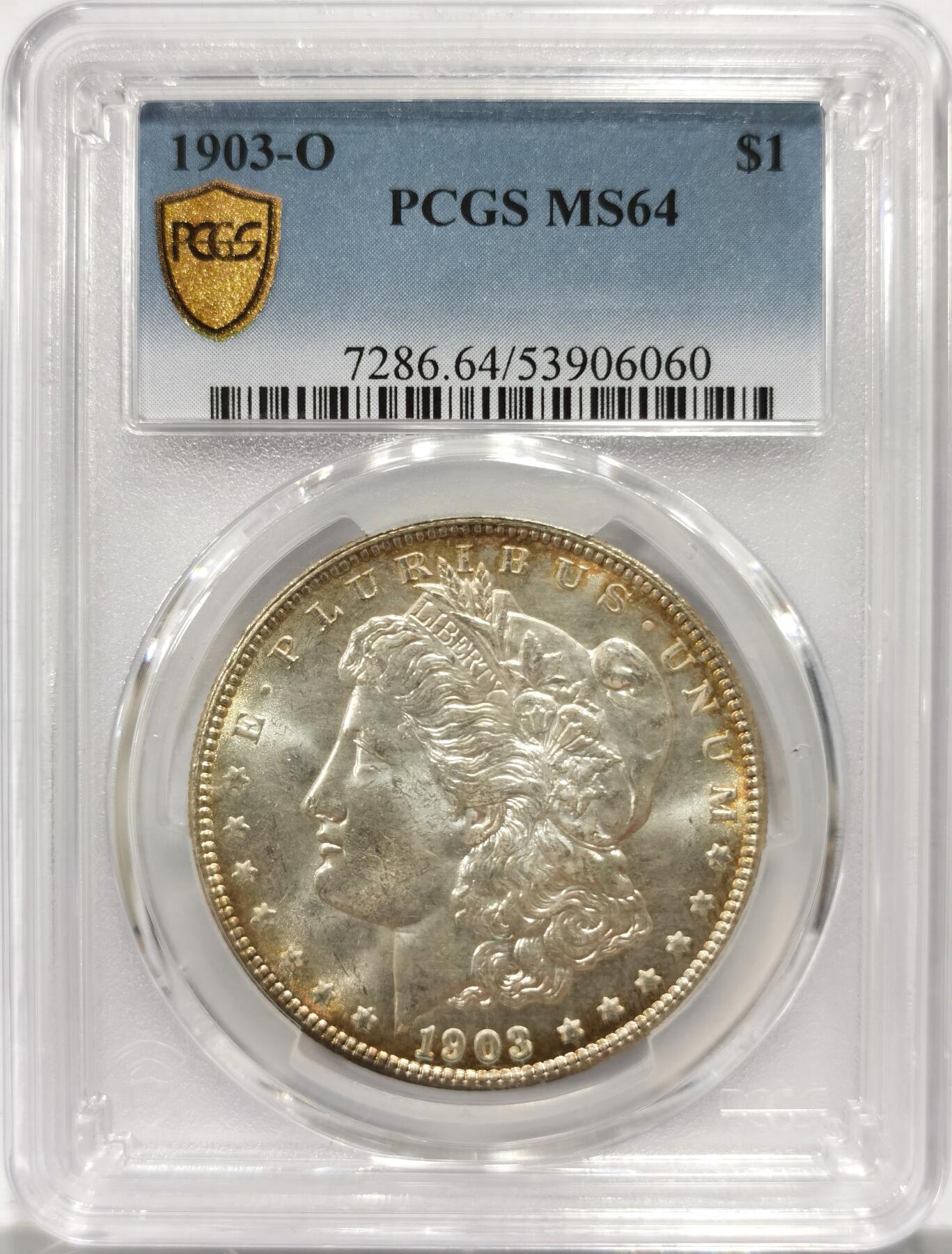 博洋堂藏家专场系列之美国钱币白金之夜专场②暨第152期（全场包邮）  PCGS MS64 美国1903 O 摩根 CAC 此年大部分的钱币钱币遭到融毁 余下的因储存不当也留下了布袋痕 再加上新奥尔良厂的铸造不精 一枚如此高分的钱币极为难得 此枚铸造精美 双面环彩包浆 麦稀奇首见品种 极其稀有的收藏品 PCGS指导价为6726RMB