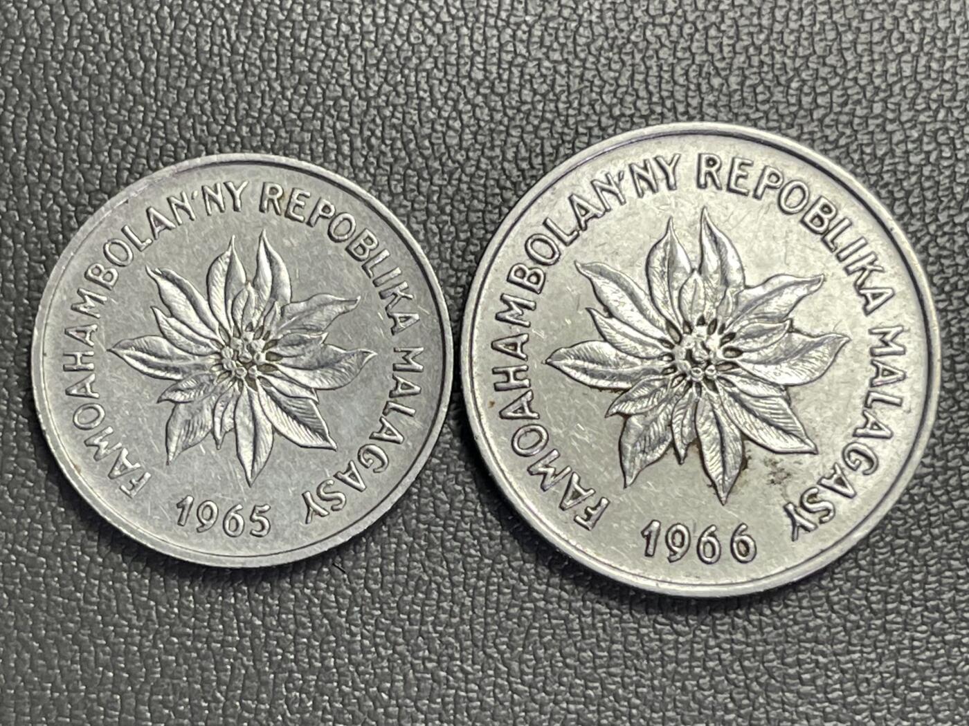 回流1208 1965-1966年马达加斯加独立后首年发行的2法郎（20分阿里亚里）和5法郎（1阿里亚里）y b