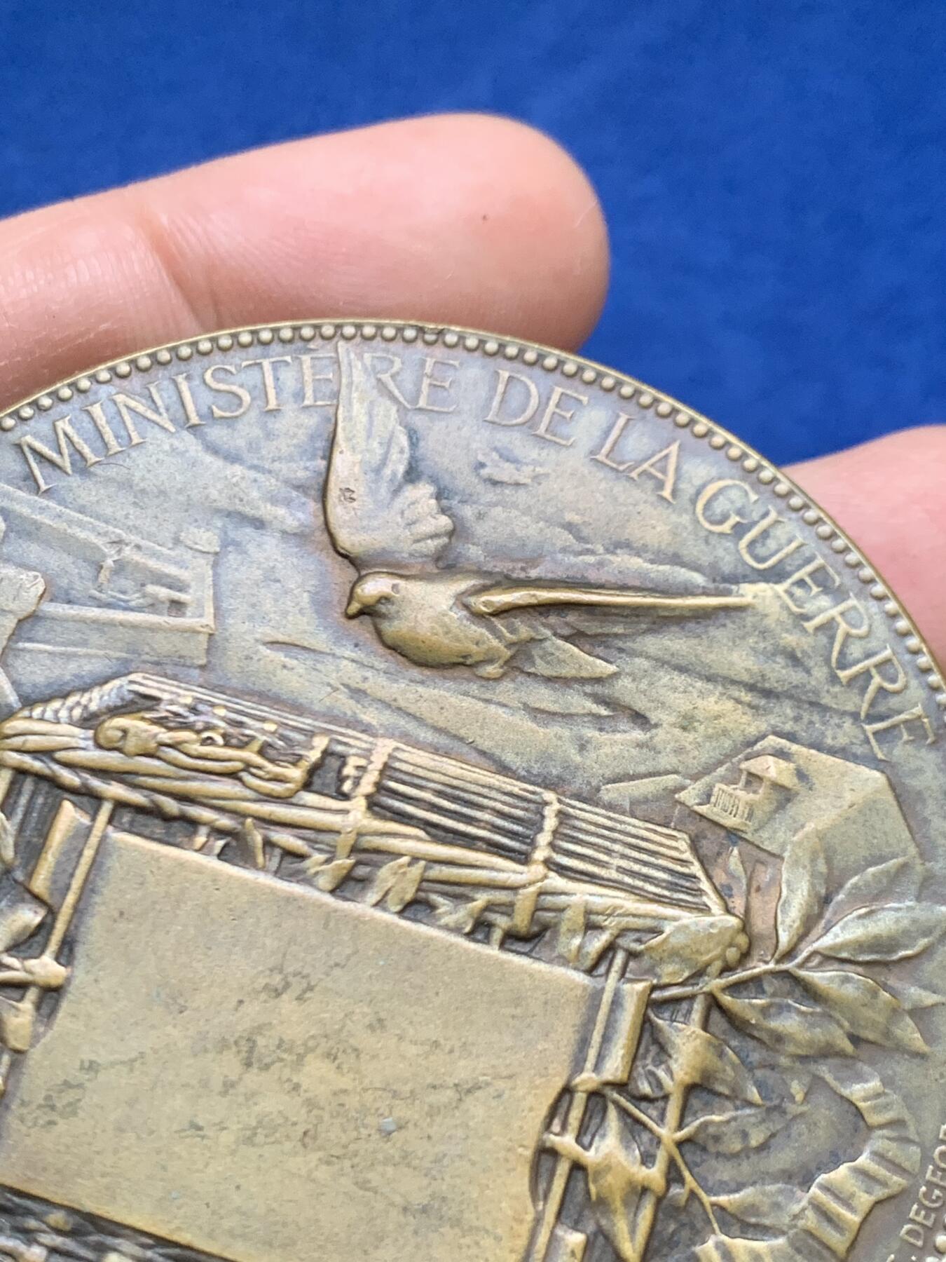 《竞宝斋》第446场 周日，周一，2场连拍 （全场包邮） 法国“普法战争”时期（1870 - 1871年）空中通讯纪念铜章，在普法战争中，法国巴黎被普鲁士军队围困，传统通讯线路被切断，‌信鸽‌成为关键通讯工具，这枚章牌正是对“空中通讯”历史功绩的纪念，承载着战争史与通讯史的双重价值。108.5克，62.4mm，丰饶角铜标。