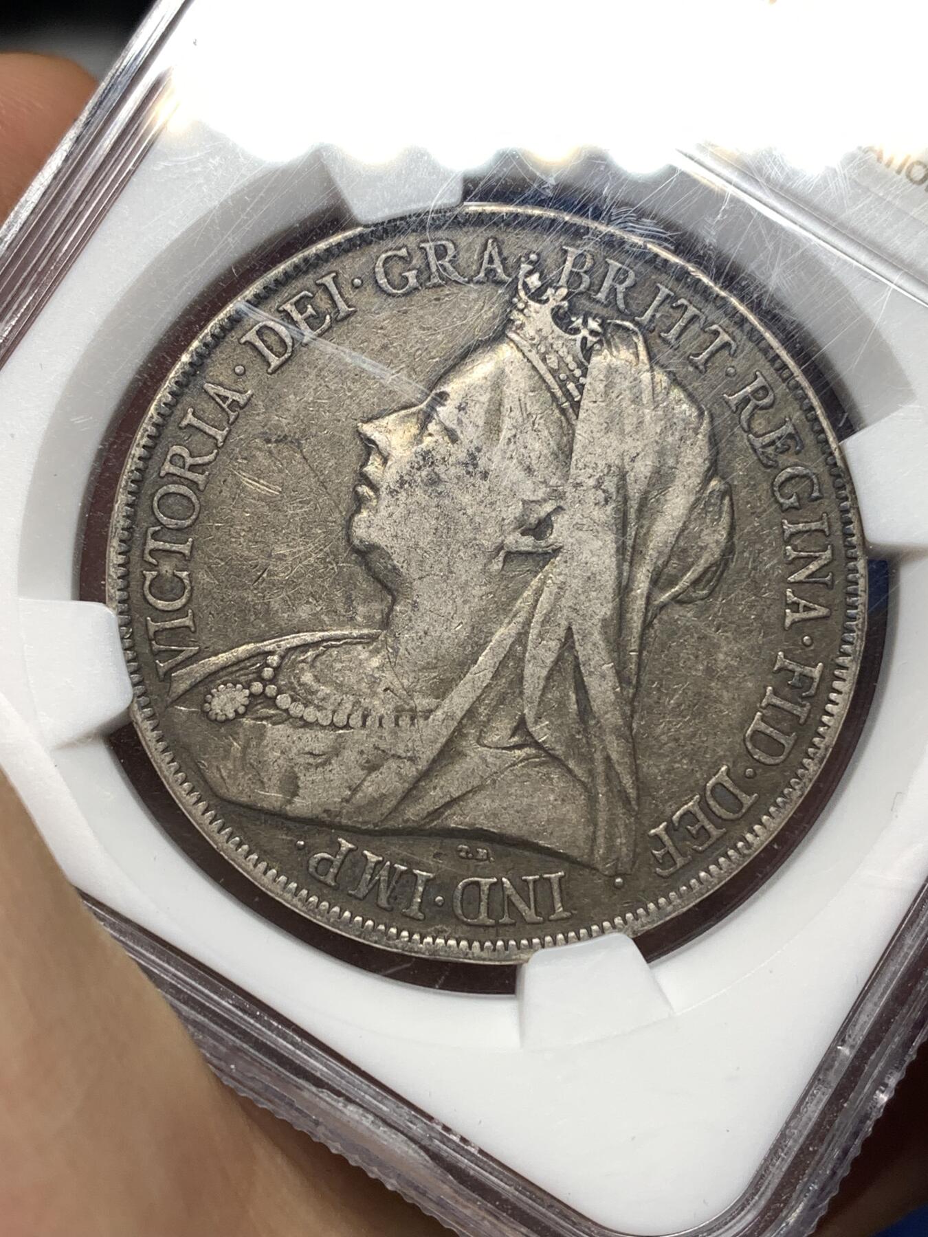 《竞宝斋》第446场 周日，周一，2场连拍 （全场包邮） NGC VF35 英国1899年维多利亚披纱马剑克朗大银币 原味状态 迷人深黑包浆